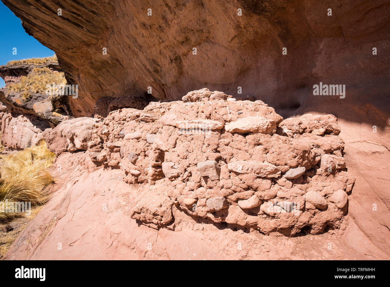 Chullpas o pre-Inca monumenti funerari a forma di igloo nel Canyon Tinajani, Regione di Puno, Perù Foto Stock