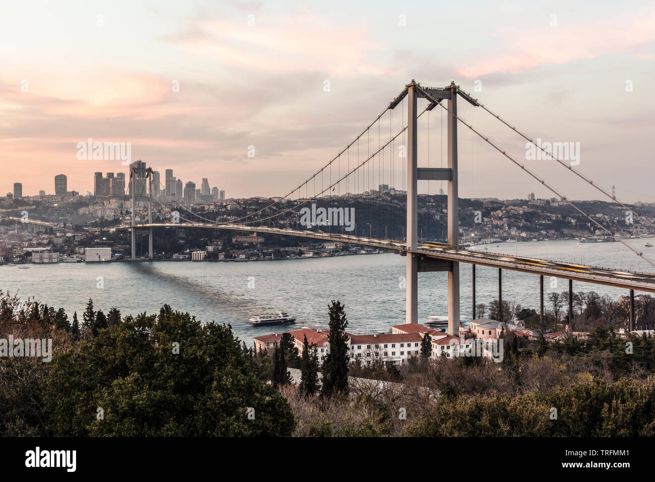 Ponte sul Bosforo a Istanbul Turchia - collegamento di Asia ed Europa Foto Stock