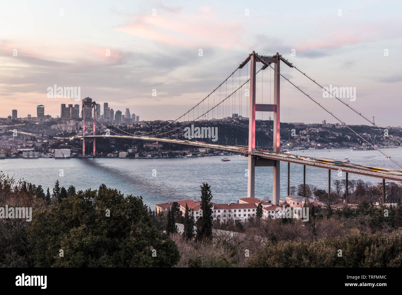 Ponte sul Bosforo a Istanbul Turchia - collegamento di Asia ed Europa Foto Stock