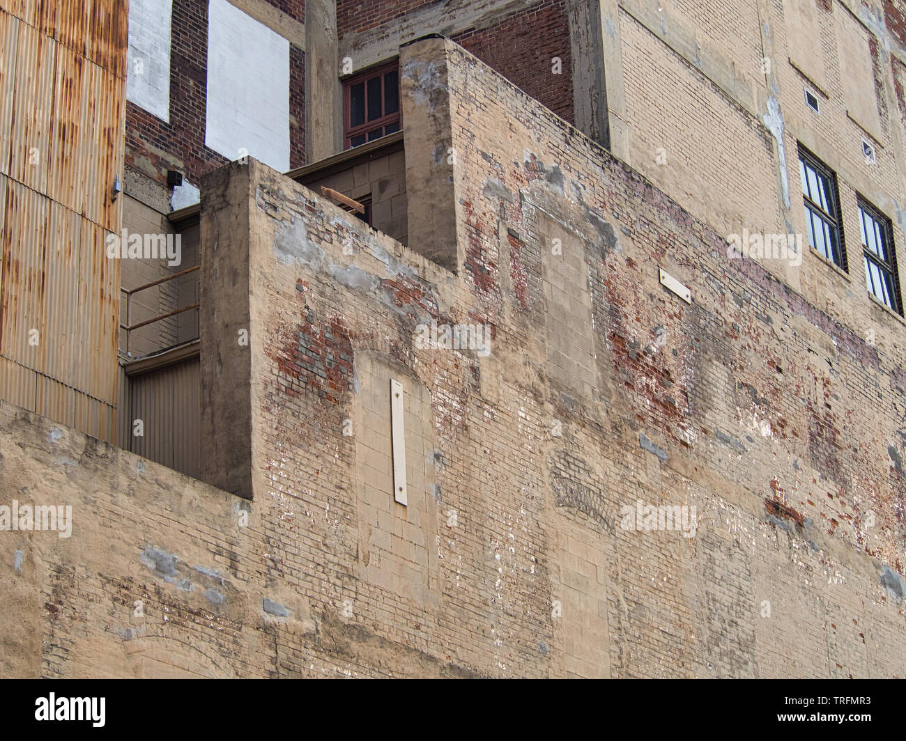 Mattoni vecchi dipinti edificio industriale con windows Foto Stock