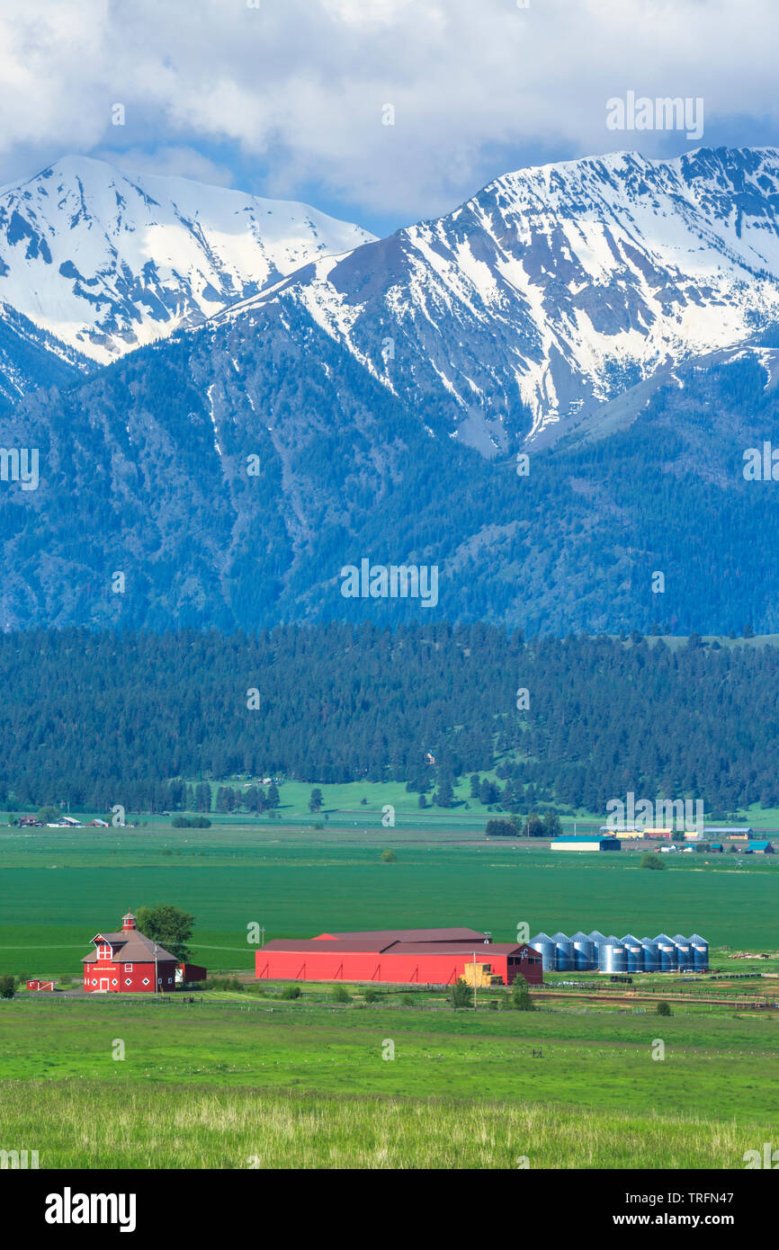 Granaio rosso sotto le montagne wallowa vicino a Giuseppe, Oregon Foto Stock
