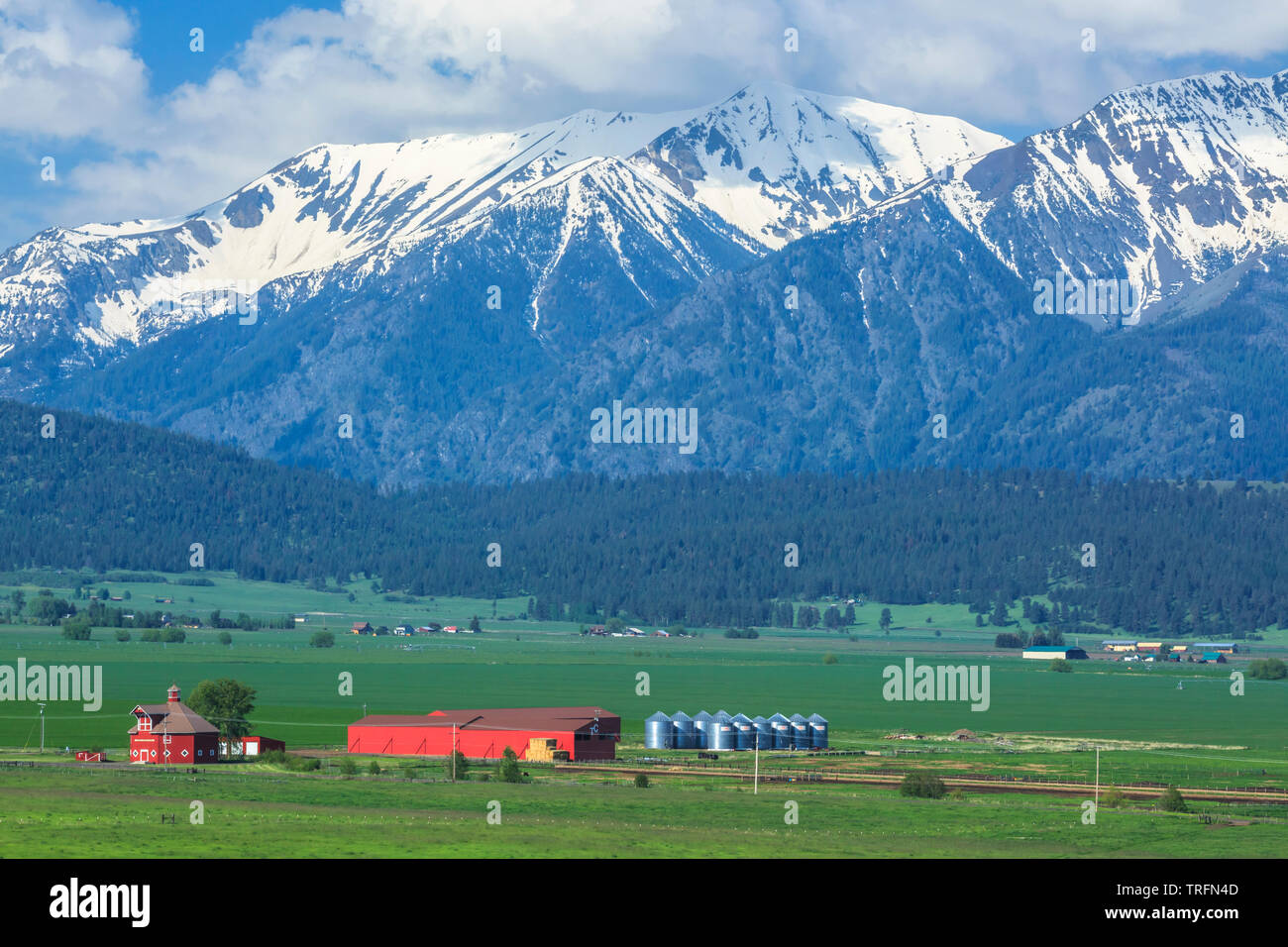 Granaio rosso sotto le montagne wallowa vicino a Giuseppe, Oregon Foto Stock