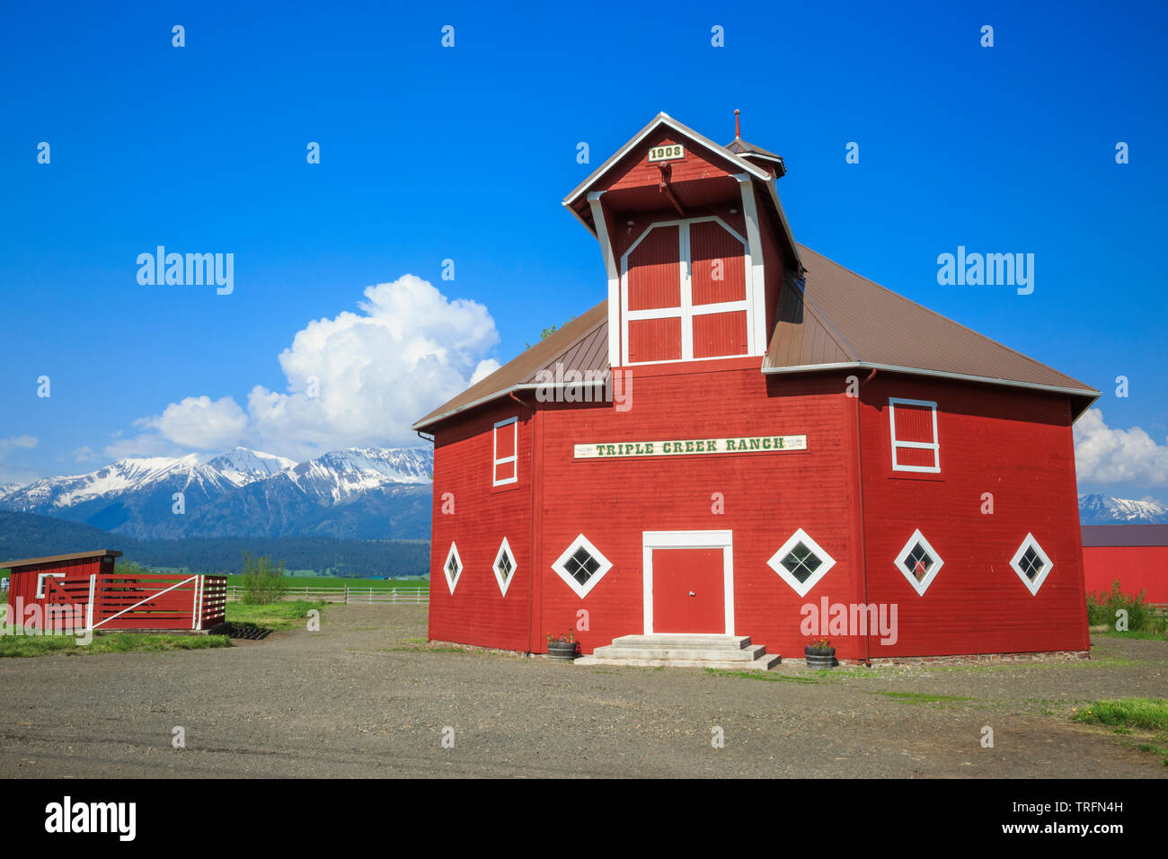 Granaio rosso sotto le montagne wallowa vicino a Giuseppe, Oregon Foto Stock