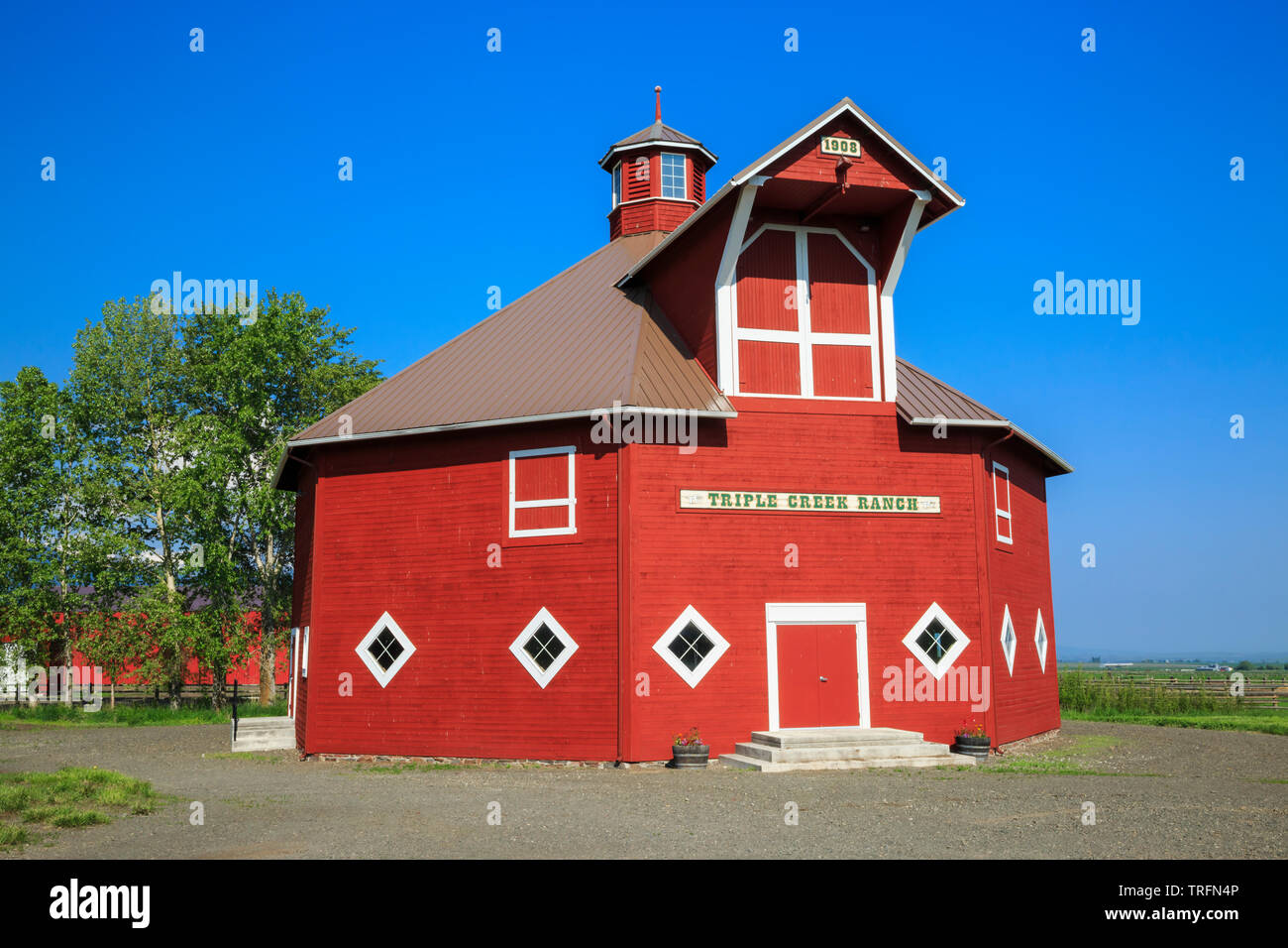 Granaio rosso sotto le montagne wallowa vicino a Giuseppe, Oregon Foto Stock