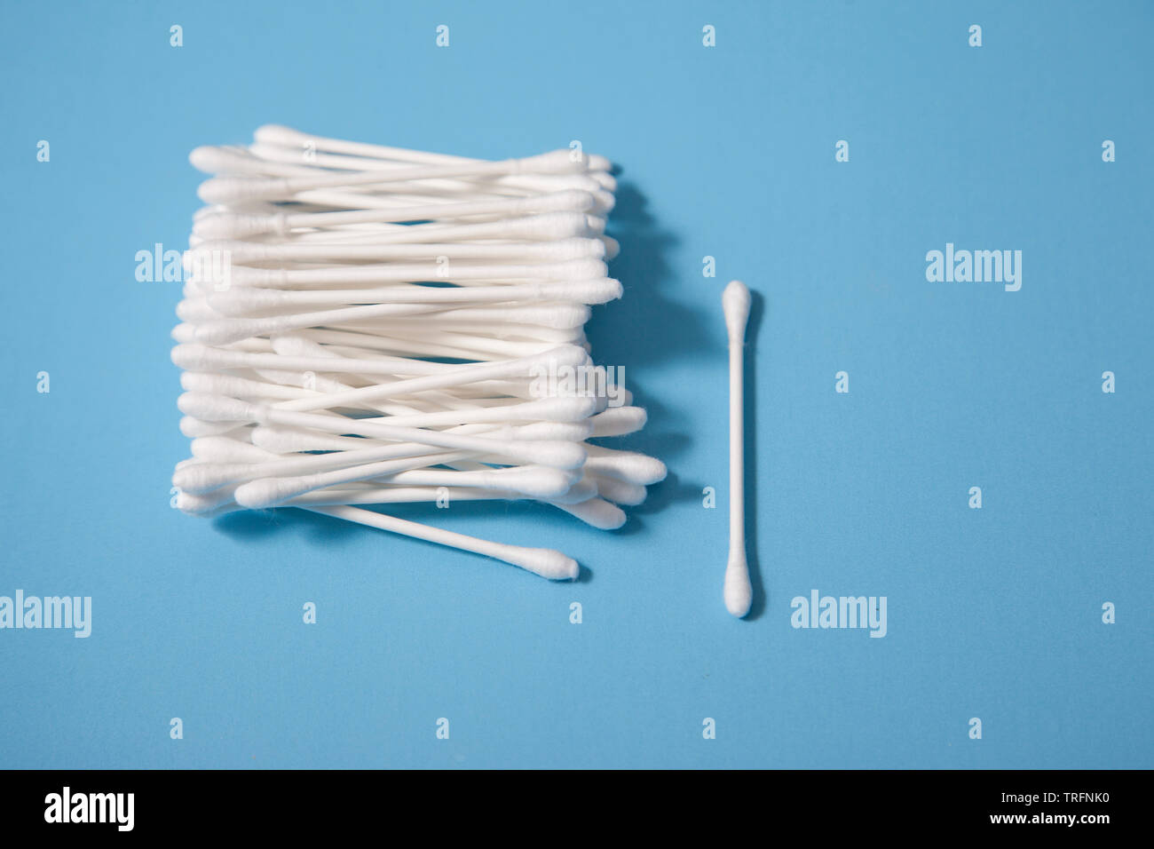 Gruppo di tamponi di cotone con una lonely batuffolo di cotone a lato Foto Stock