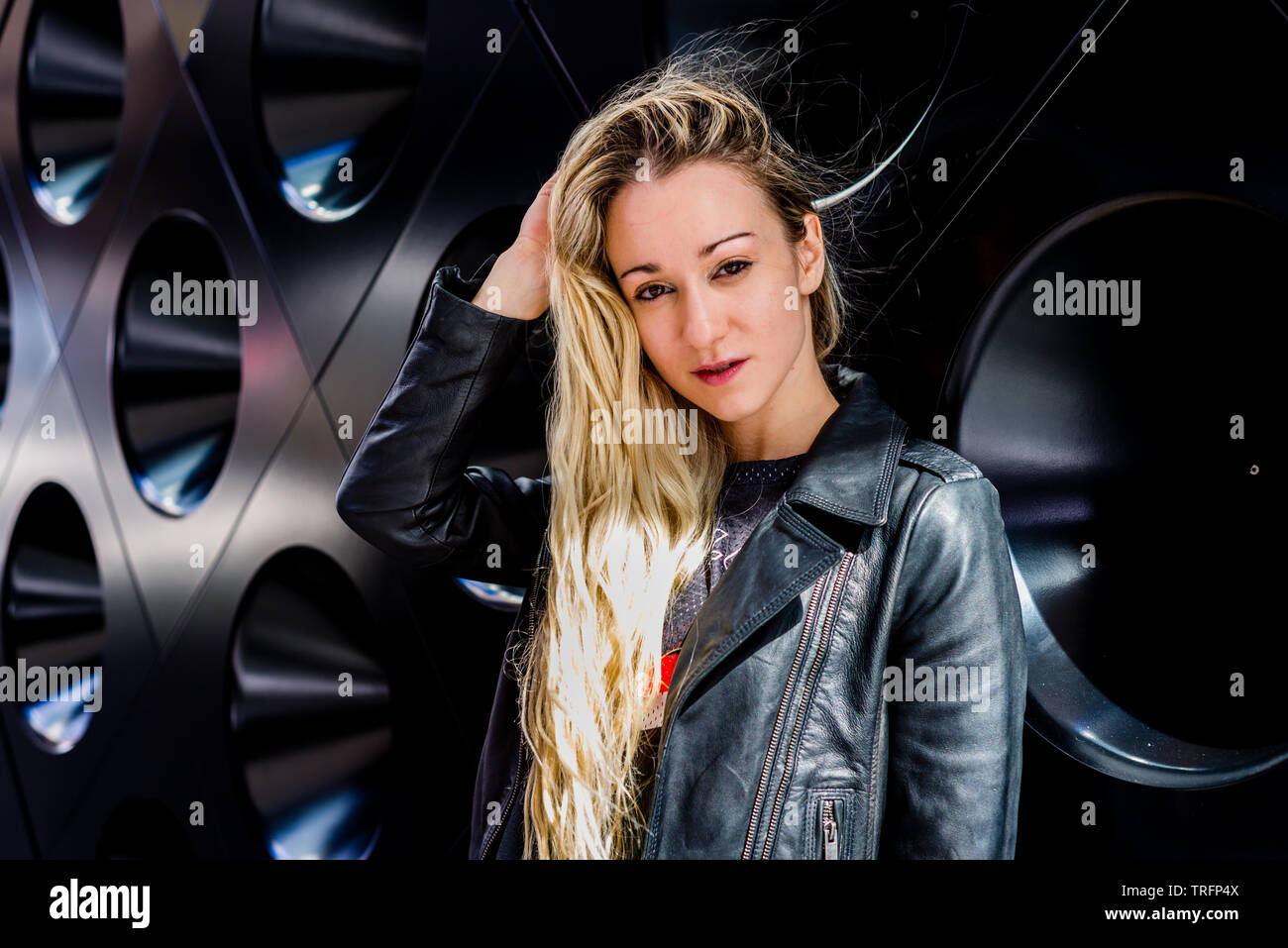 Attivo giovane donna bionda nella città, Foto Stock