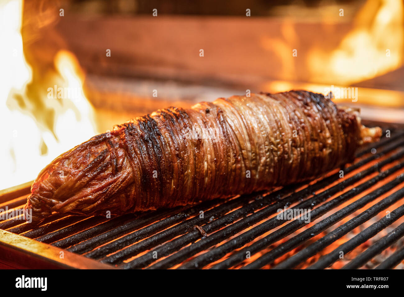 Bagno turco cucina di strada Kokorec involtini realizzati con agnello  intestino tostatura in forno a legna Foto stock - Alamy