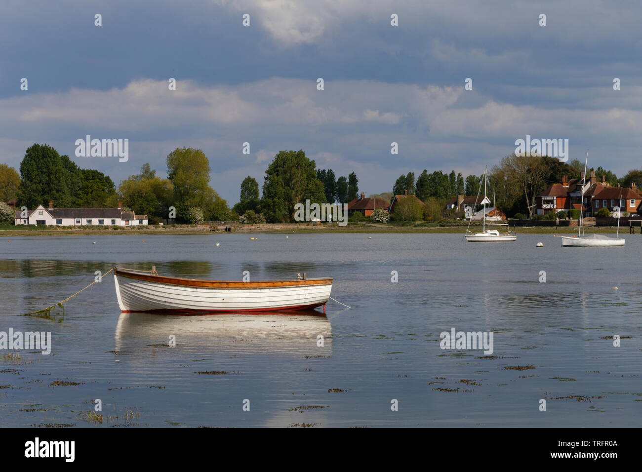 Barca ormeggiata in primo piano nelle acque intorno a Bosham Porto West Sussex Foto Stock