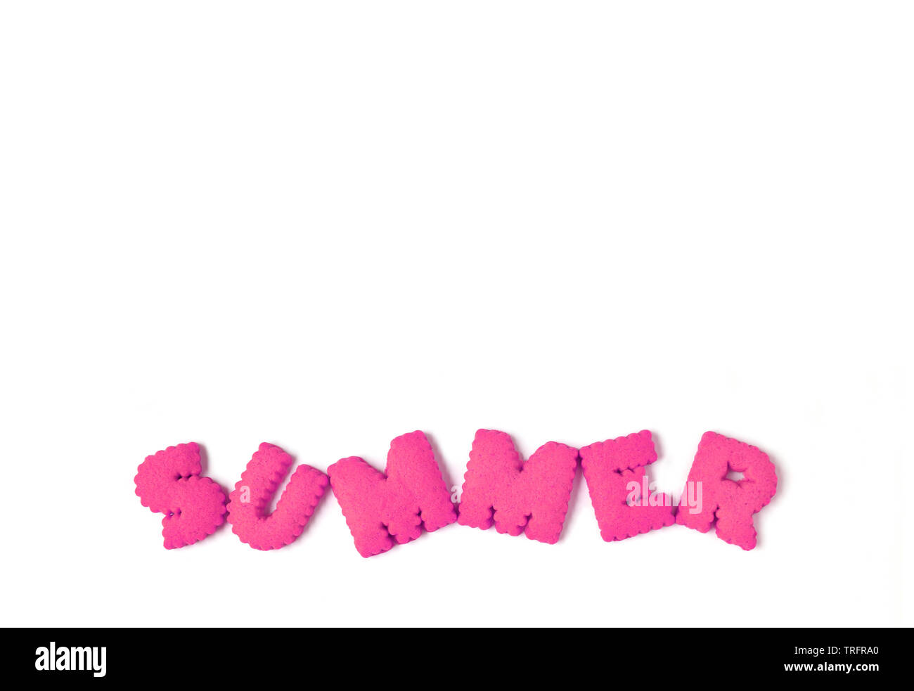 Vista dall'alto di alfabeto di biscotti a forma di l'ortografia della parola estate nella vibrante colore rosa su sfondo bianco Foto Stock