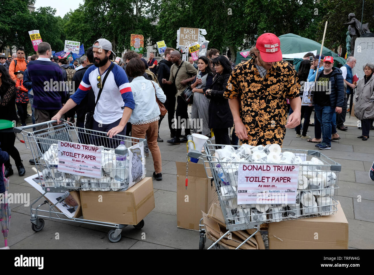 Due uomini vendita di Donald Trump carta igienica in piazza del Parlamento, a una manifestazione di protesta contro il presidente degli Stati Unted, durante la sua visita in Gran Bretagna. Foto Stock