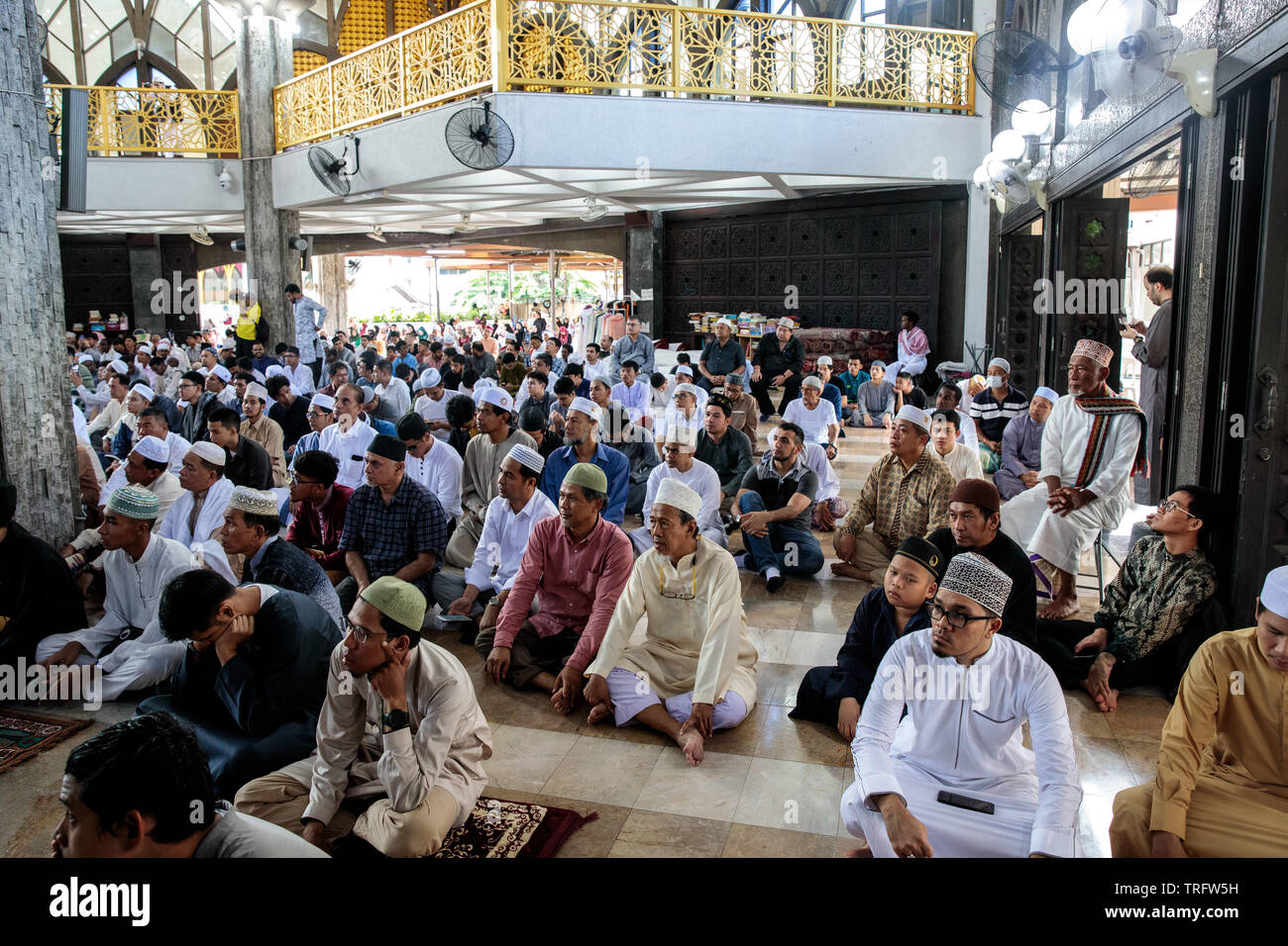 I musulmani frequentano le preghiere del mattino presso la fondazione del Centro Islamico di Thailandia moschea, segnando l'Eid al-Fitr a Bangkok, in Thailandia. Eid al-Fitr celebra la fine del mese sacro del Ramadan. Foto Stock