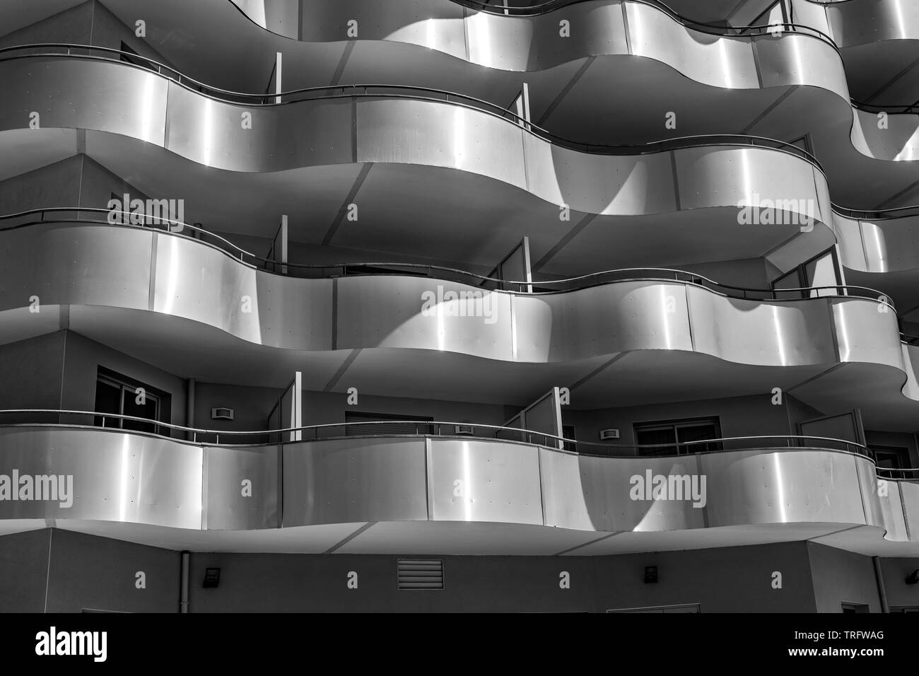 Metallo curvato balconi su appartamenti vacanze in Le Barcares, sud della Francia. Foto Stock