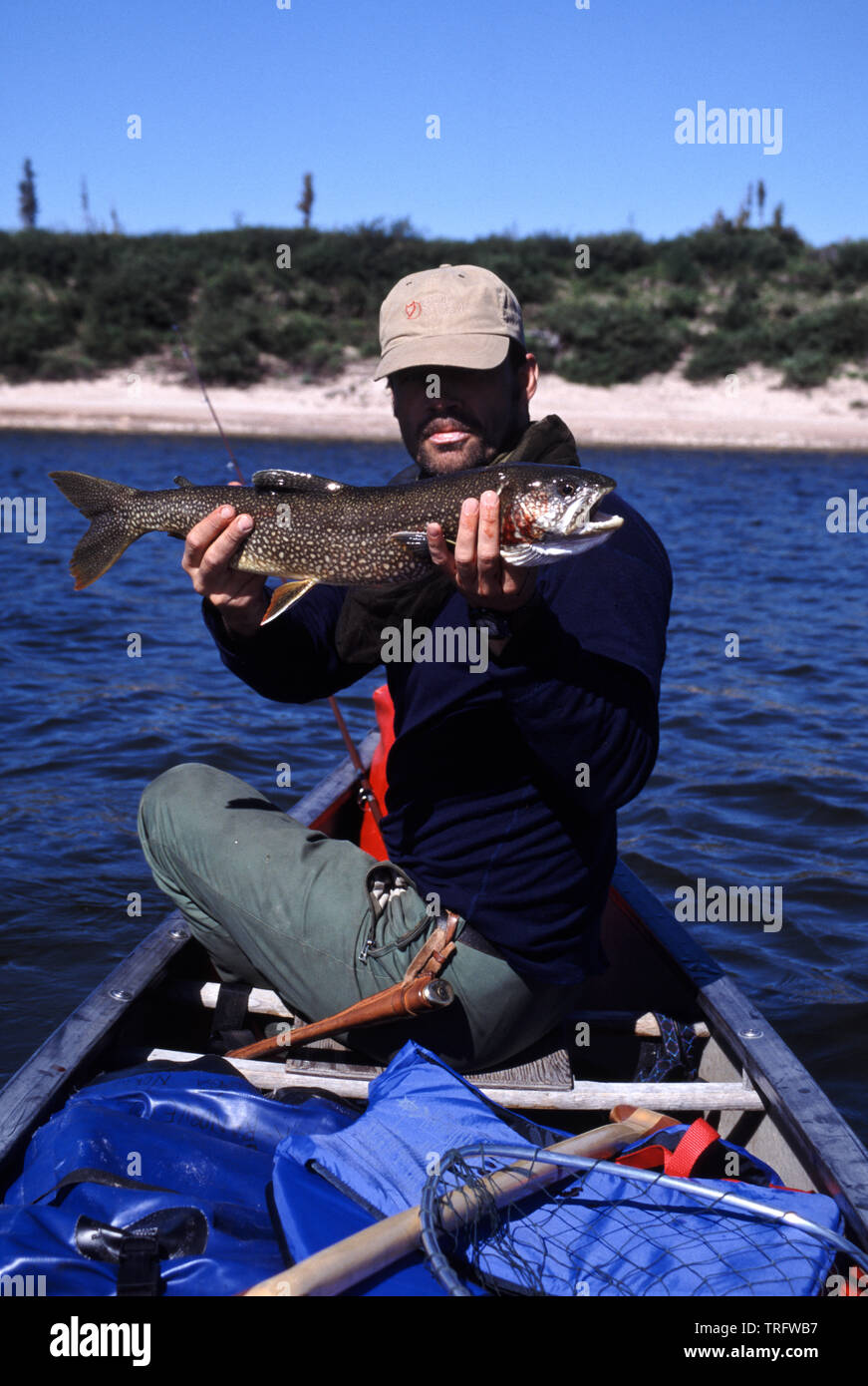 Il Norvegese Asbjørn Sandbaek con una trota di lago, Salvelinus namaycush, catturati su una canoa sul fiume Thelon nei territori del nord-ovest, Canada. Agosto, 2001. Foto Stock
