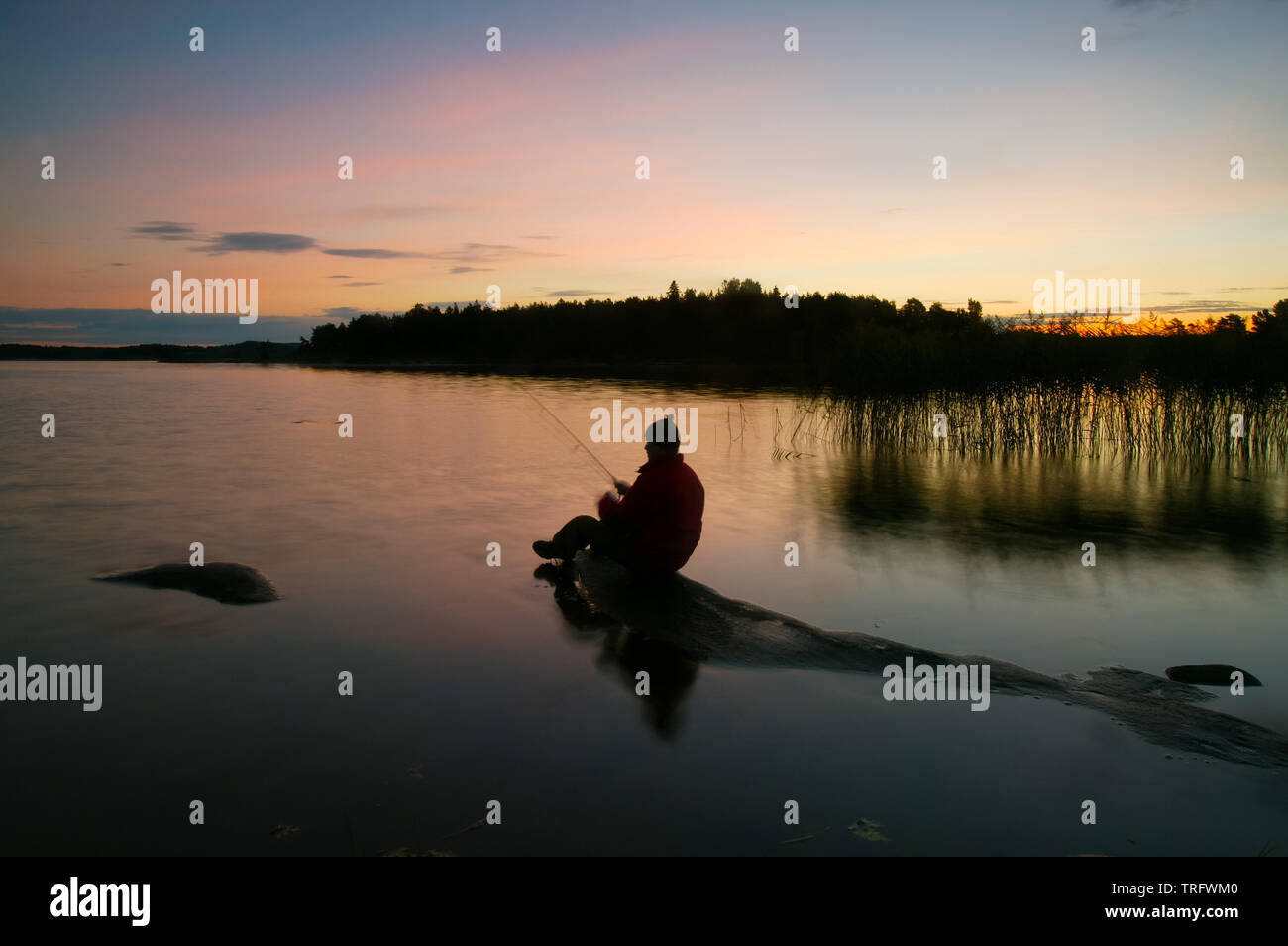 La mattina presto la pesca al Brattholmen isola nel lago Vansjø, Østfold, Norvegia. Vansjø è il lago più grande in Østfold e i suoi dintorni di laghi e fiumi sono una parte dell'acqua sistema chiamato Morsavassdraget. Settembre, 2006. Foto Stock