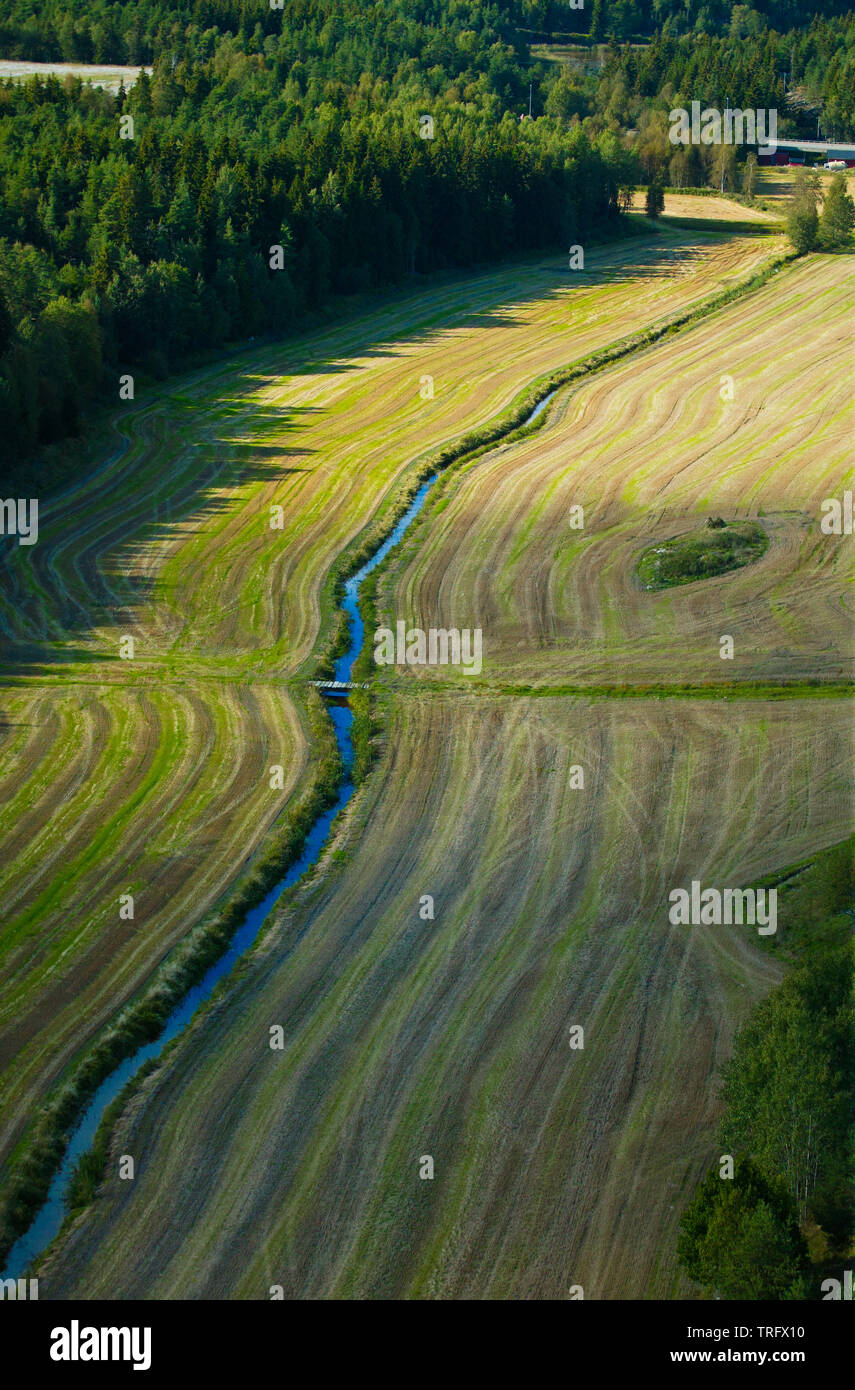 Vista aerea sui campi agricoli verdi raccolti di recente che circondano il torrente chiamato Norebekken, vicino al lago Vansjø, Moss kommune, Østfold, Norvegia, Scandinavia. Settembre, 2006. Foto Stock