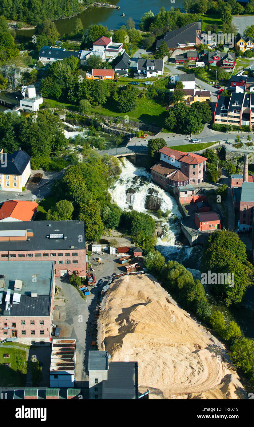 Veduta aerea Mossefossen cascata (centro) all'uscita del lago Vansjø. Questa zona si trova nella parte nord della città Moss in Østfold, Norvegia. In basso a sinistra è il mulino di carta Peterson Linerboard, che ha dichiarato fallimento nel 2011. L'edificio a destra della cascata è chiamato Druidegården, ed è una parte dell'area Møllebyen. Il lago Vansjø e i suoi dintorni di laghi e fiumi sono una parte dell'acqua sistema chiamato Morsavassdraget. Settembre, 2006. Foto Stock