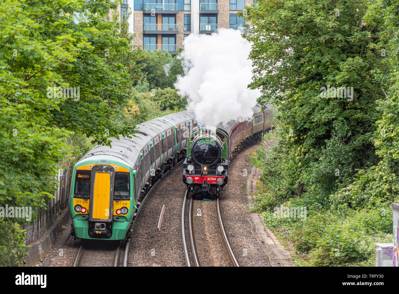 Inaugurale del Royal Windsor vapore Express treno a vapore Servizi di linea dopo aver lasciato la stazione Waterloo di Londra, Londra, Regno Unito. Passando attraverso il Chelsea, Regno Unito Foto Stock