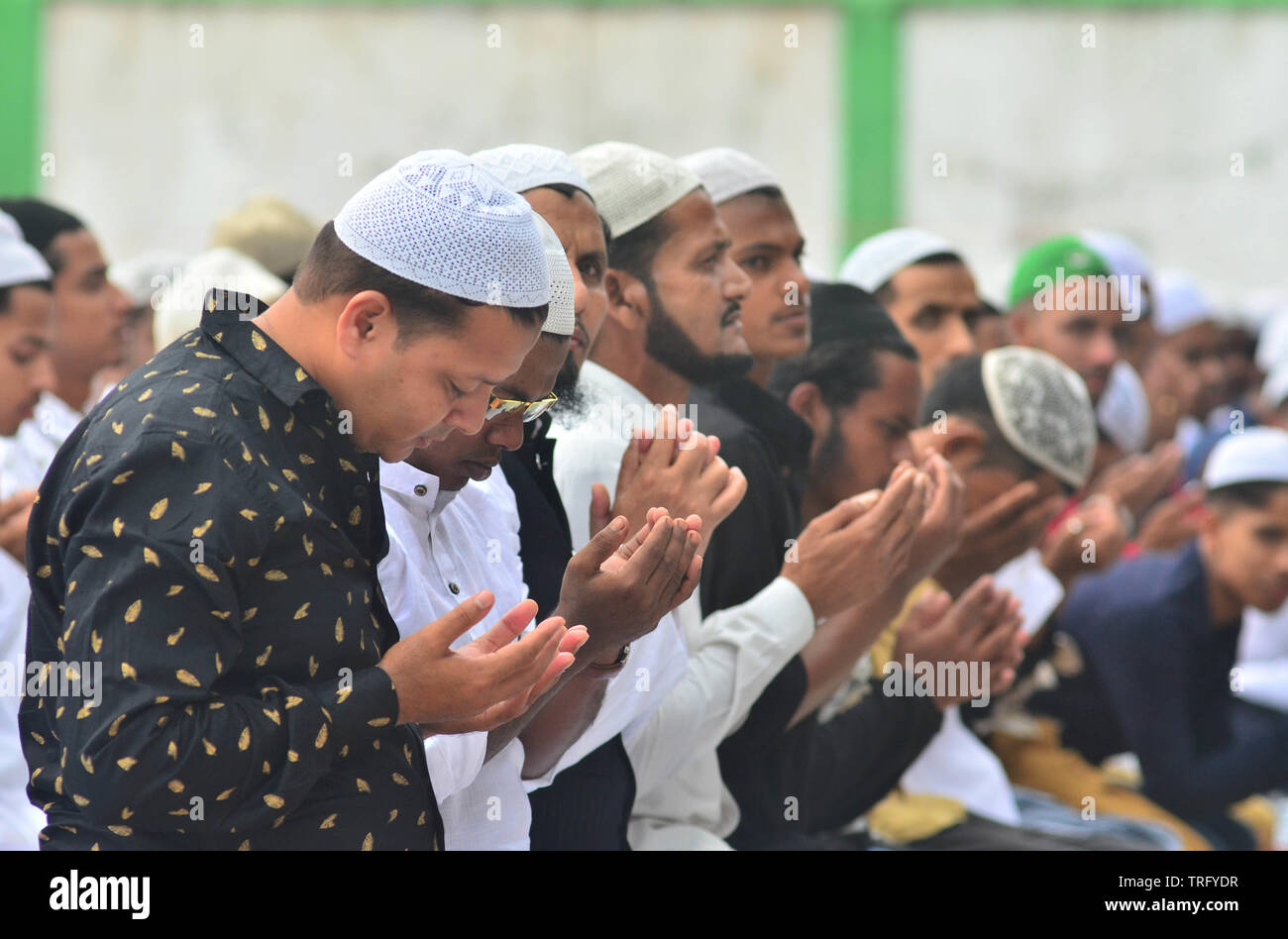 Dimapur, India 05 Giugno 2019: musulmani indiani offrono la preghiera su di Eid al-Fitr che segna la fine del Ramadan in Dimapur, India nord orientale di stato del Nagaland. I musulmani di tutto il mondo celebrano-Eid al-Fitr che segna la fine del mese di digiuno del Ramadan. Credito: Caisii Mao/Alamy Live News Foto Stock