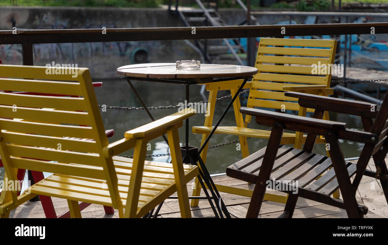 A Belgrado, in Serbia - tavolo e sedie sulla terrazza di una casa zattera ormeggiata presso il fiume Danubio litorale Foto Stock