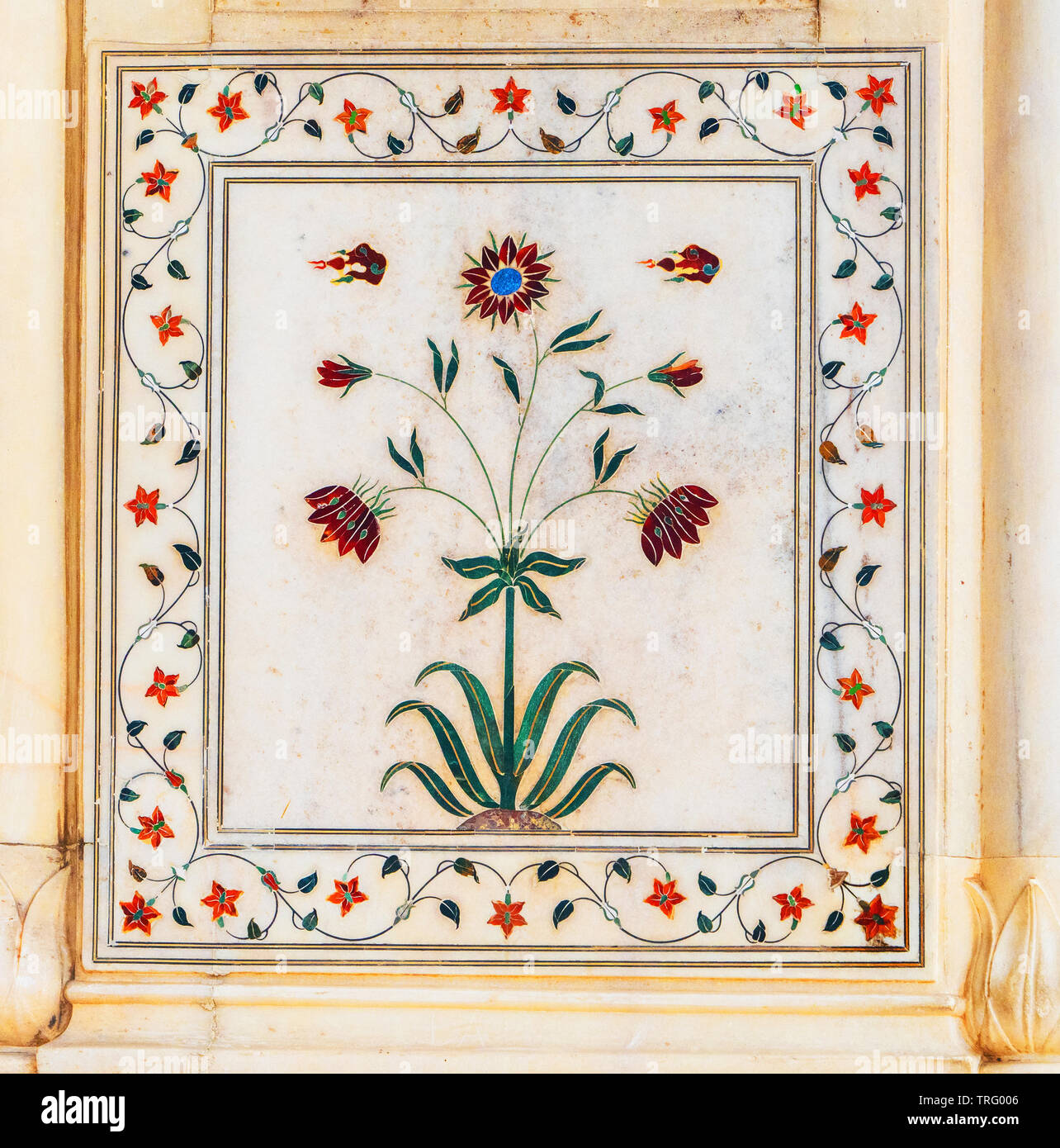 Delicati motivi floreali realizzati in marmo colorato intarsi in marmo bianco che ornano il Rang Mahal pavilion del complesso del Forte Rosso a Delhi India del Nord Foto Stock