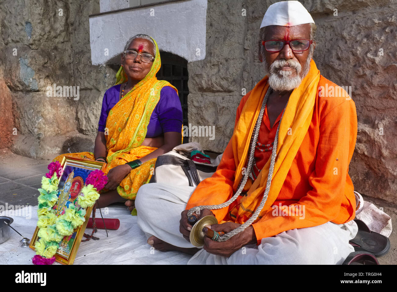 Una coppia sposata di cantanti itineranti devozionali (indù), a Mumbai, in India, che sollecitano donazioni in varie sedi nella zona commerciale di Bhuleshwar Foto Stock