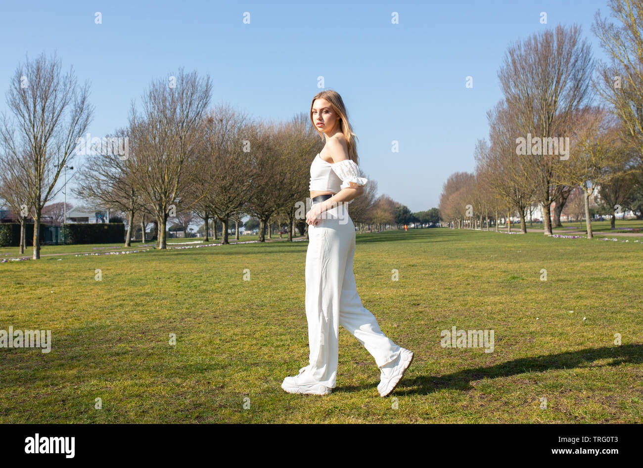 Ragazza adolescente passeggiate nel parco in posa Foto Stock