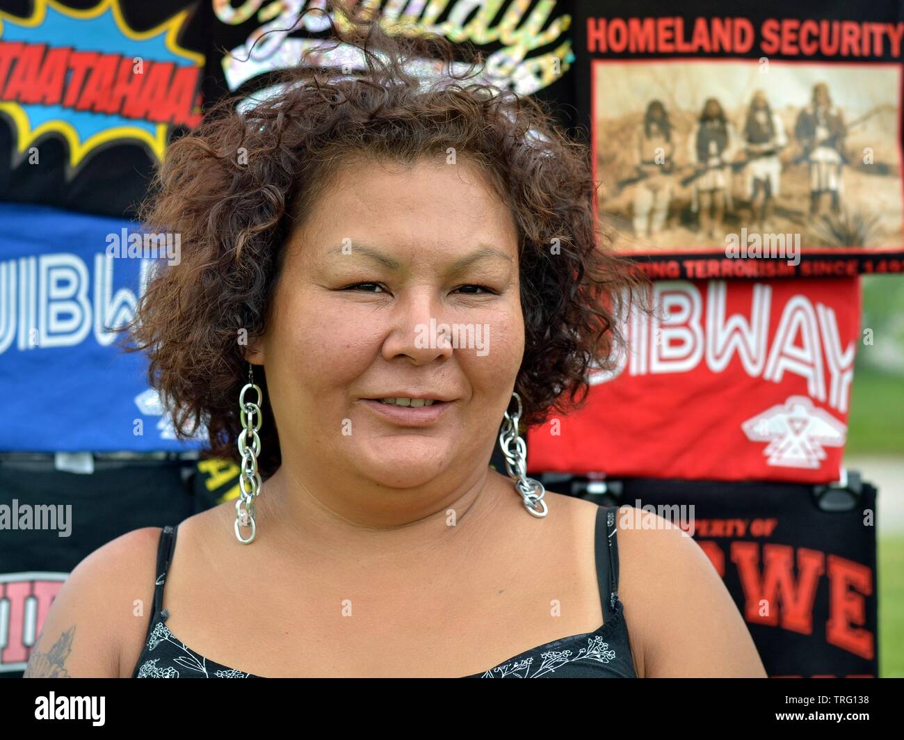 Canadian Ojibwe Prime Nazioni donna vende primo-nazioni abbigliamento durante la barrie nativo Centro amicizia Pow Wow 2018. Foto Stock