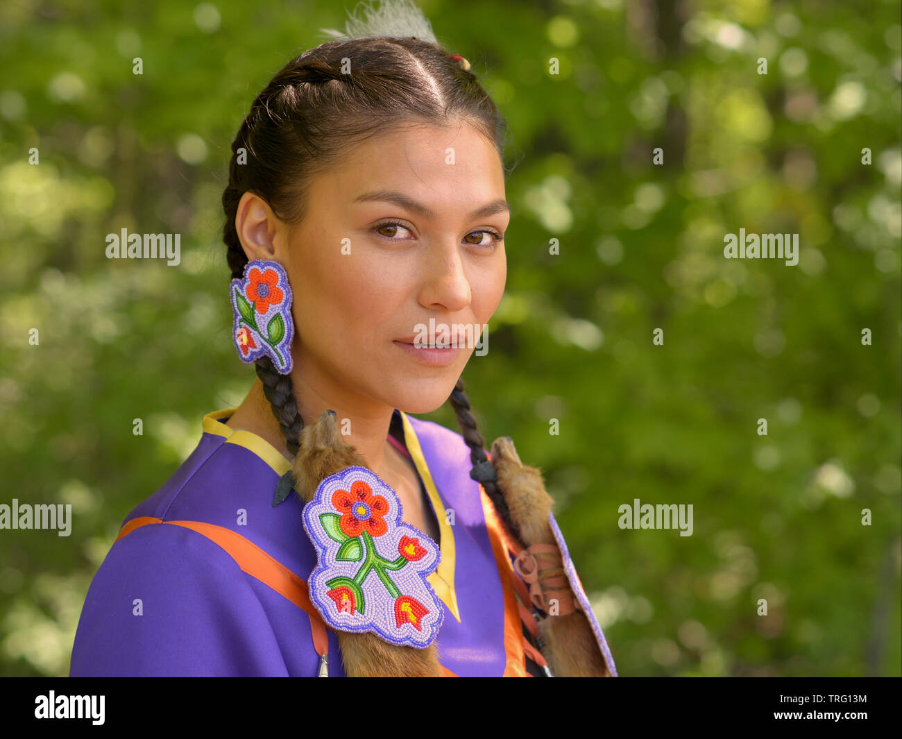 Giovane canadese Cree Prime Nazioni donna indossa la sua tradizionale regalia e pone per la telecamera durante la barrie nativo Centro amicizia Pow Wow. Foto Stock