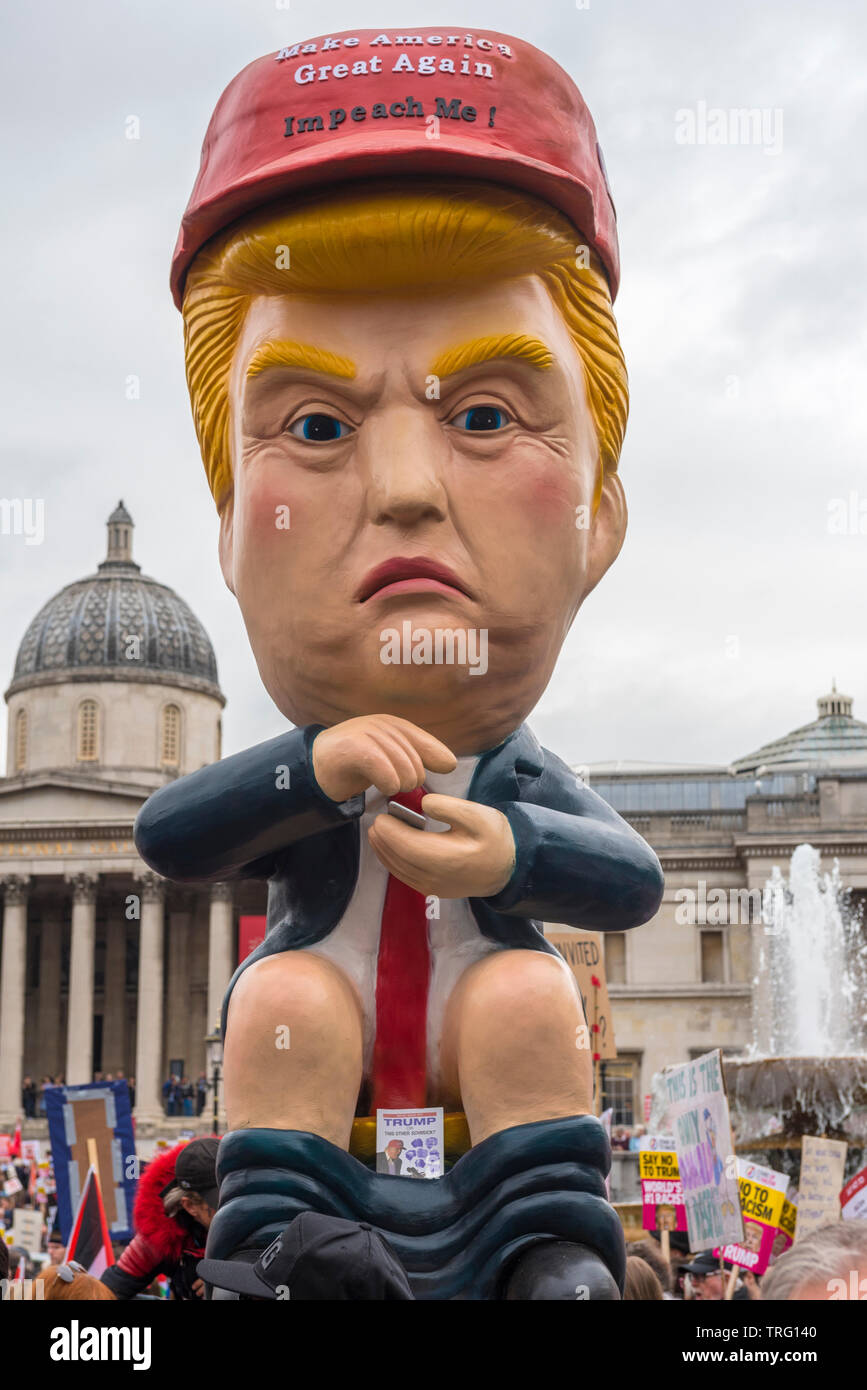Donald Trump sul wc tweeting, anti Trump dimostrazione Trump durante la visita di Stato nel Regno Unito Foto Stock