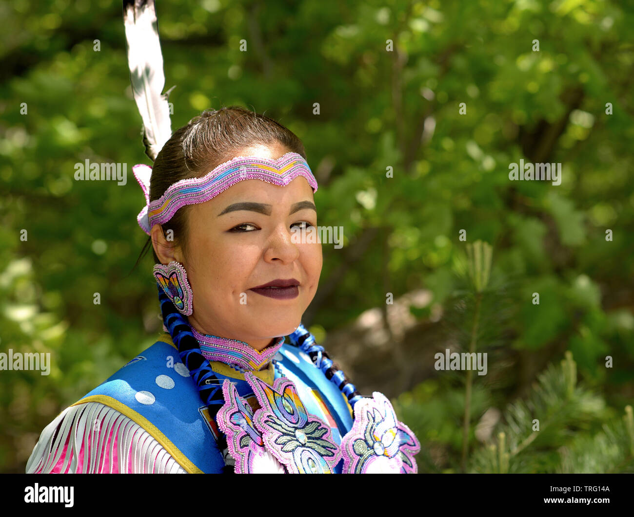 Canadian Ojibwe Prime Nazioni donna indossa la sua tradizionale regalia e pone per la telecamera durante la barrie nativo Centro amicizia Pow Wow 2019. Foto Stock