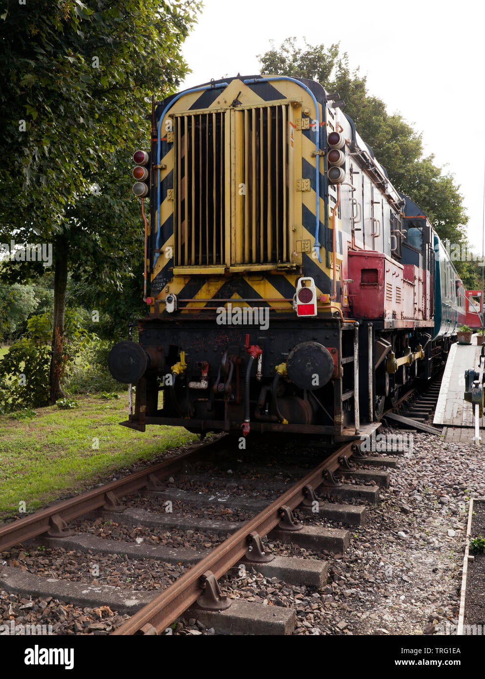 Una classe 08 diesel-elettrico locomotiva di derivazione tirando un treno a East Kent Railway Trust, Station Road, Shepherdswell, Dover Foto Stock