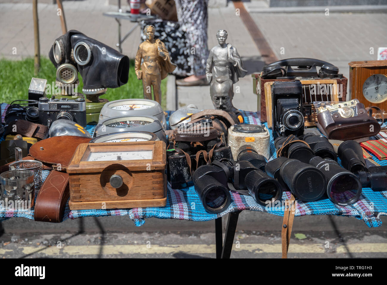 Negozio di souvenir oggetti in vendita in un mercato delle pulci Andreasviertel, Kiev, Ucraina Foto Stock Negozio di souvenir oggetti in vendita in un mercato delle pulci Andreasviertel, Kiev, Ucraina Foto Stock