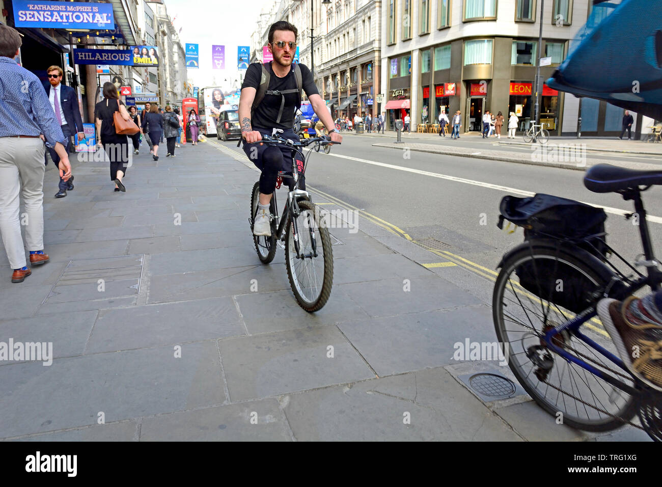 Londra, Inghilterra, Regno Unito. Escursioni in bicicletta sul marciapiede del filamento Foto Stock