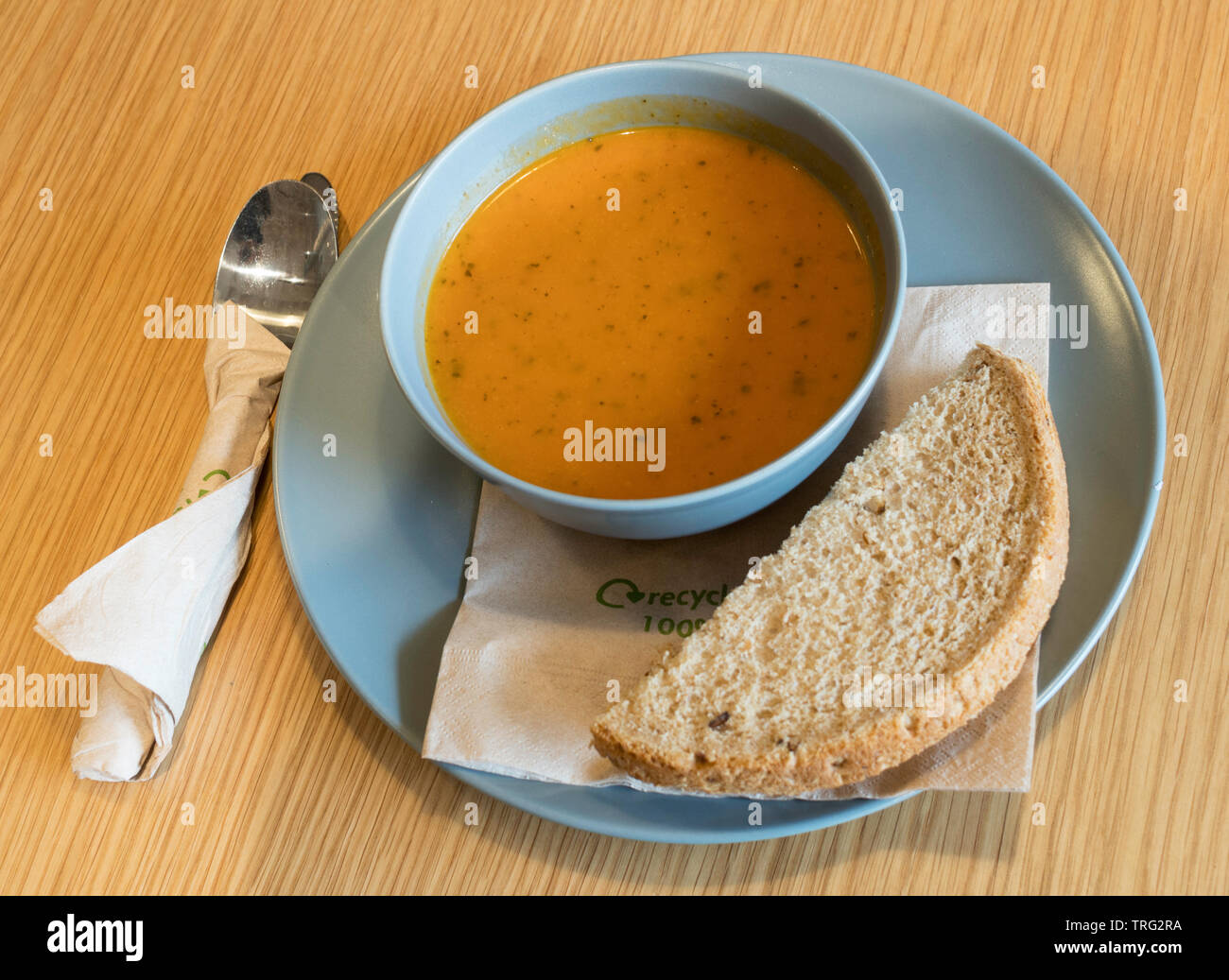 Zuppa vegetariana con pane marrone e riciclabile tovaglioli, Scotland, Regno Unito Foto Stock
