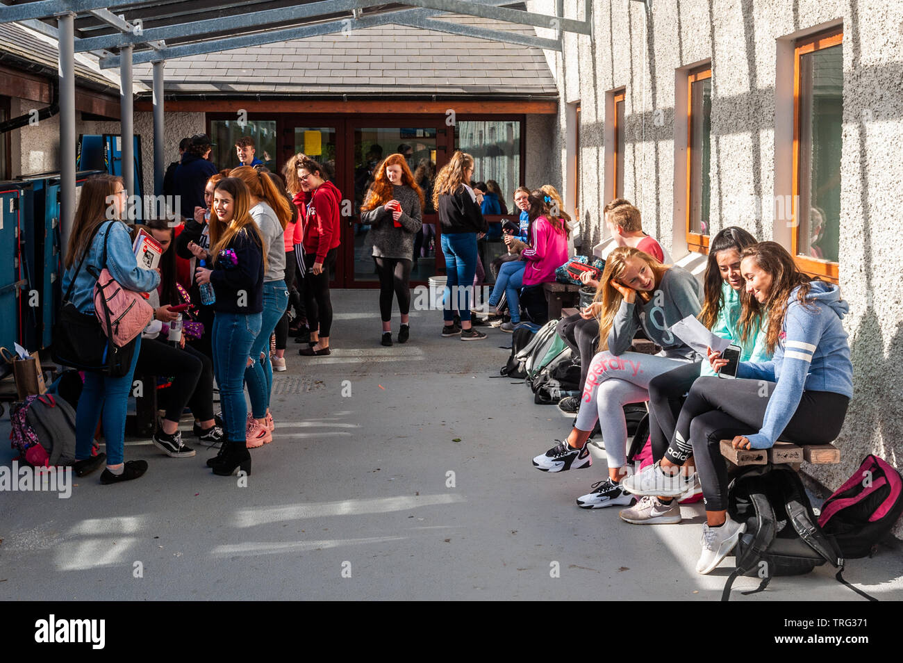 Schull, West Cork, Irlanda. 5 Giugno, 2019. Lasciare e Junior Cert esami iniziato oggi per oltre 120.000 studenti in Irlanda. Junior Cert gli studenti hanno atteso pazientemente il loro primo esame per iniziare. Credito: Andy Gibson/Alamy Live News Foto Stock
