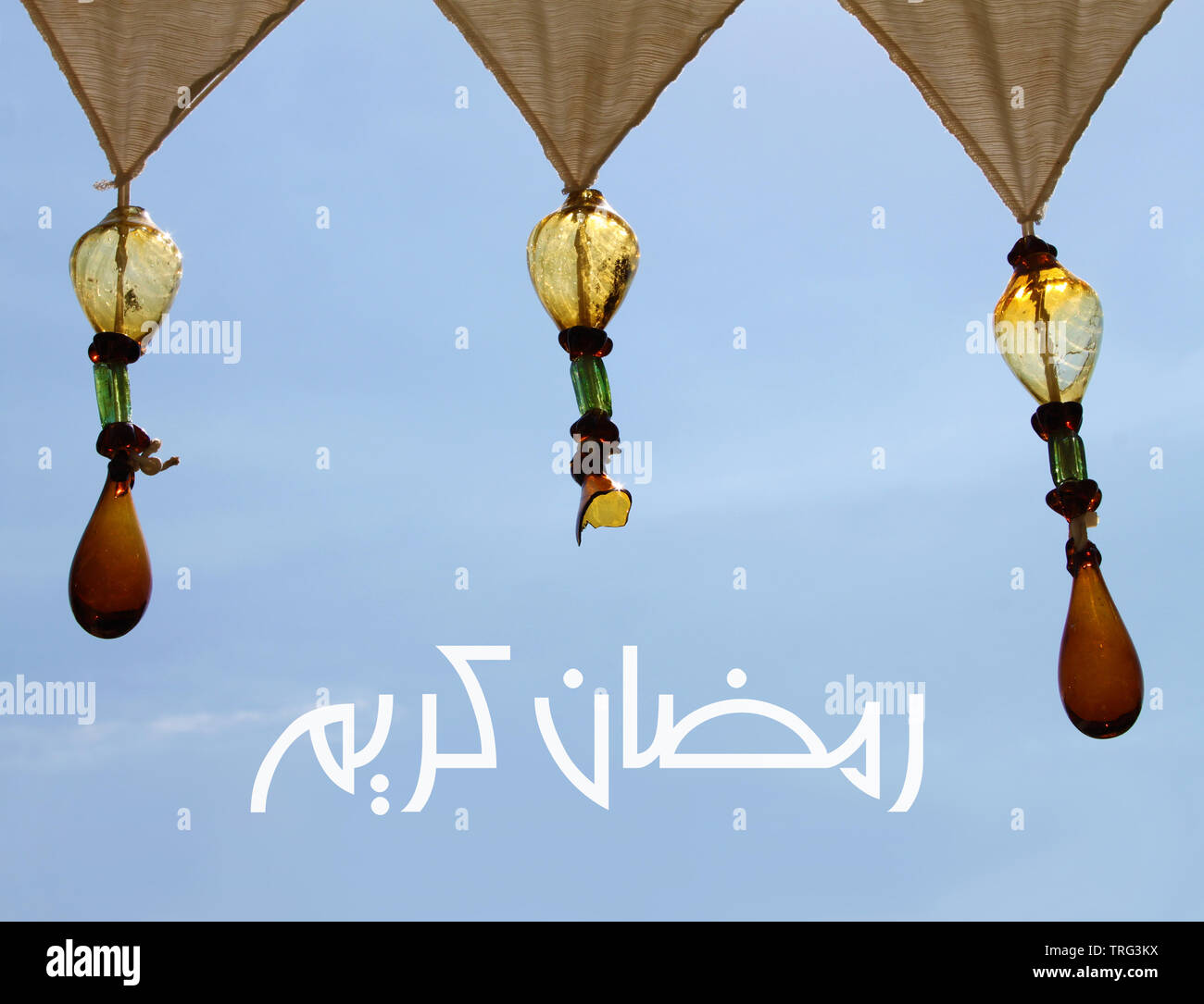 Messaggi di saluto per il mese del Ramadan, l'Eid Al Fitr, con arabeschi di perline di vetro. Foto Stock