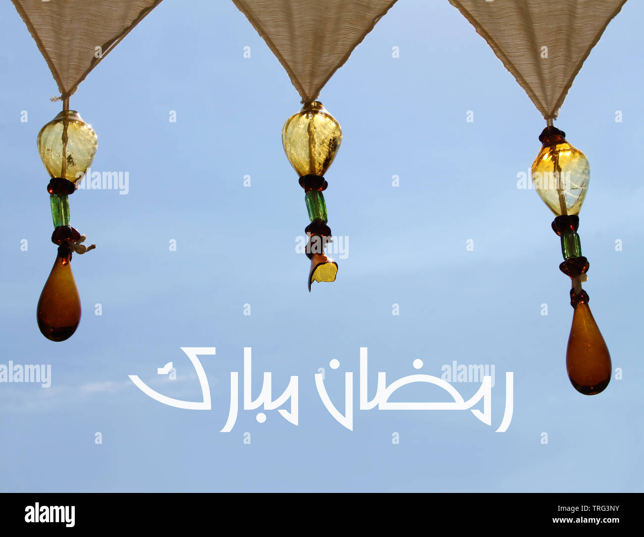 Messaggi di saluto per il mese del Ramadan, l'Eid Al Fitr, con arabeschi di perline di vetro. Foto Stock