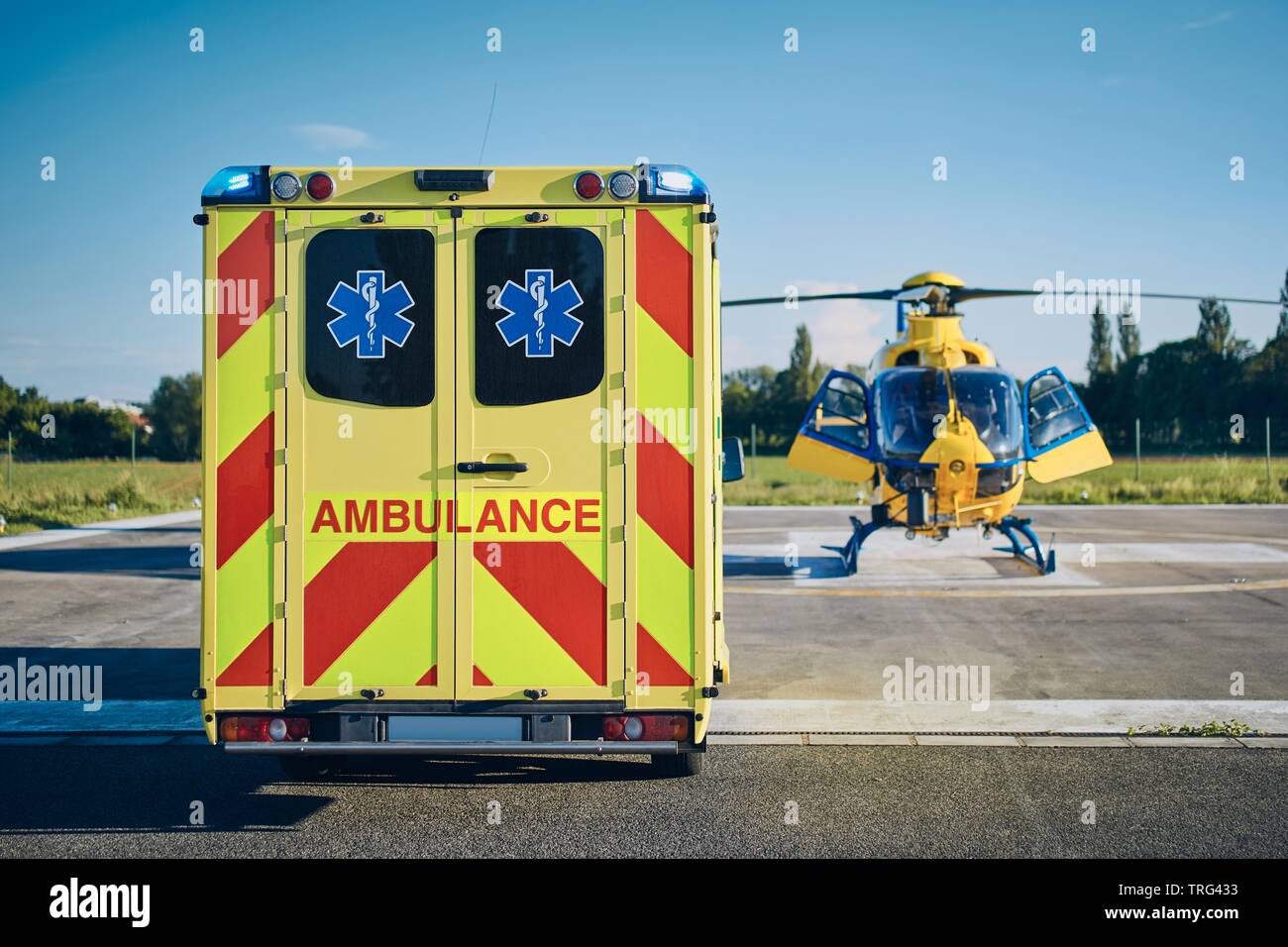 Ambulanza contro elicottero del servizio di emergenza medica. Temi di salvataggio, aiuto e speranza. Foto Stock