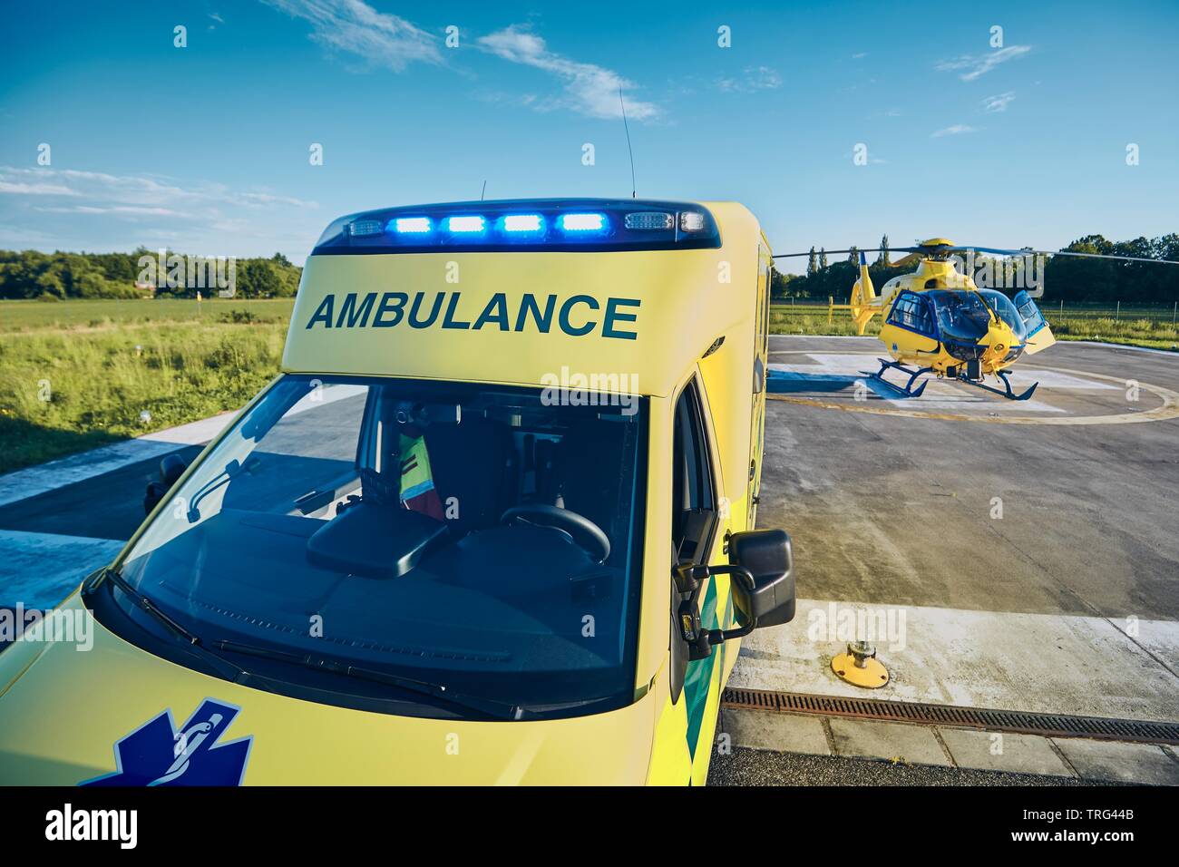 Ambulanza contro elicottero del servizio di emergenza medica. Temi di salvataggio, aiuto e speranza. Foto Stock