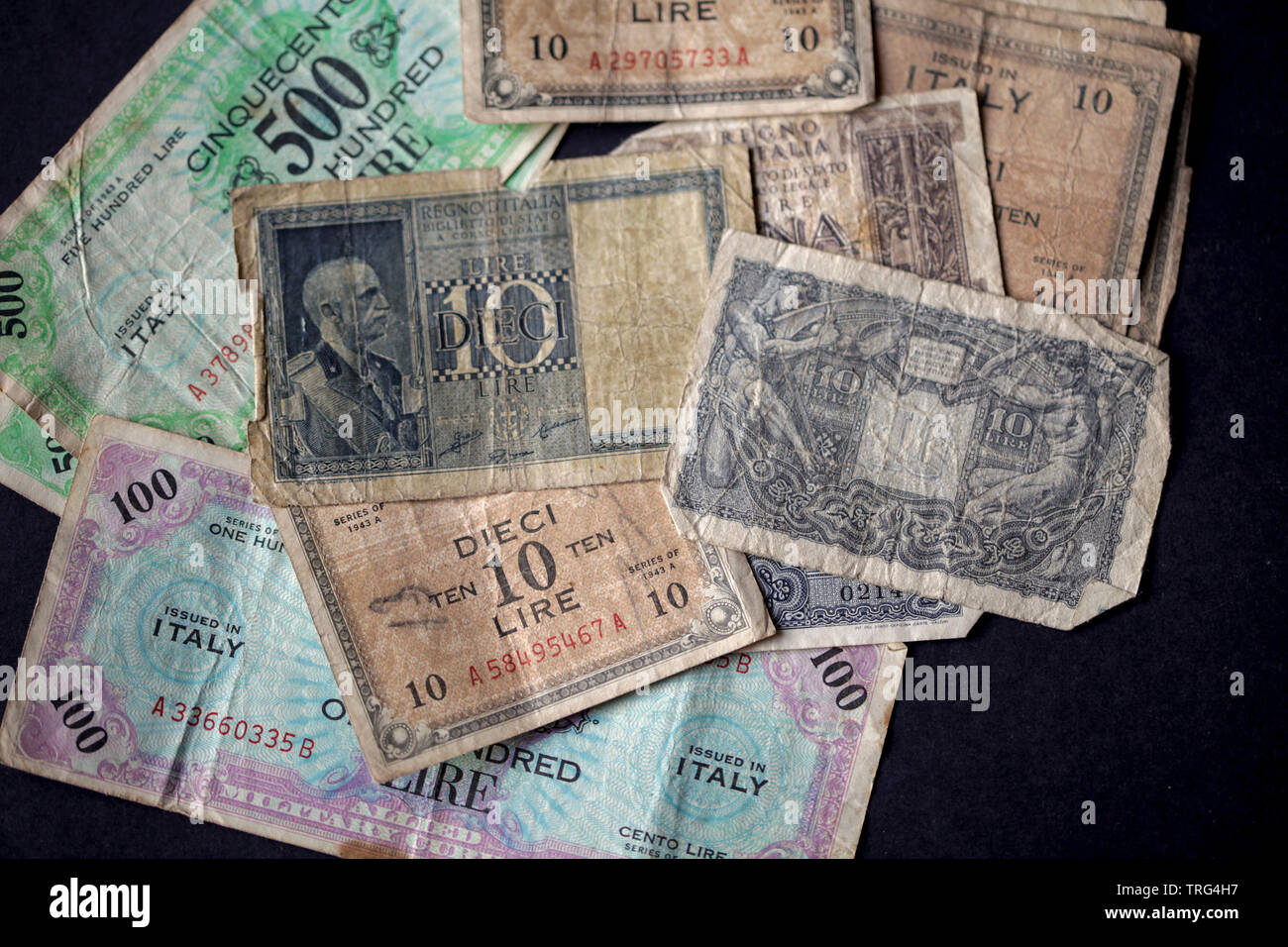 Mazzetto di molto vecchie banconote italiane del 1928 e 1943. Le banconote sul fondo sono 1943 emesse banconote rare, portante l'immagine di Allied Milit Foto Stock