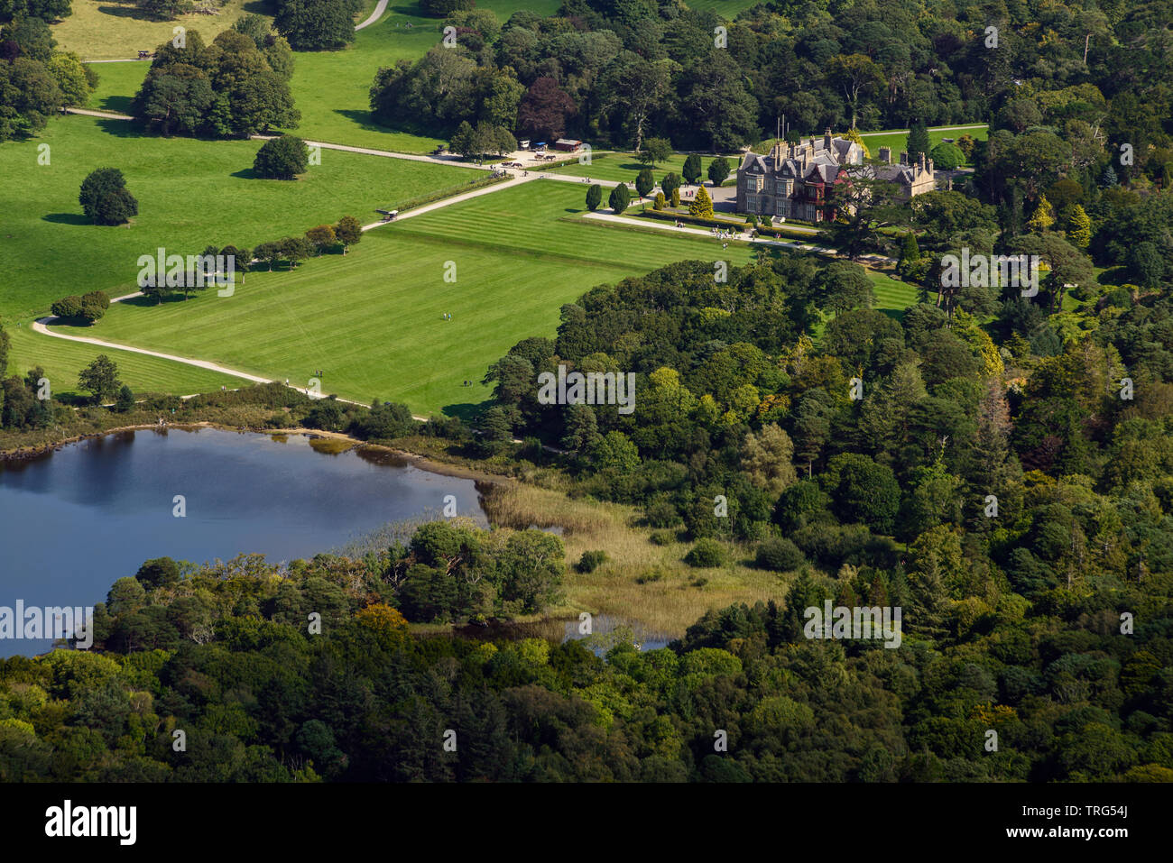 Vista aerea dall'alto della Muckross House e della tenuta dei giardini, come si vede dal monte Torc, dal Parco Nazionale di Killarney, dalla contea di Kerry Irlanda Foto Stock