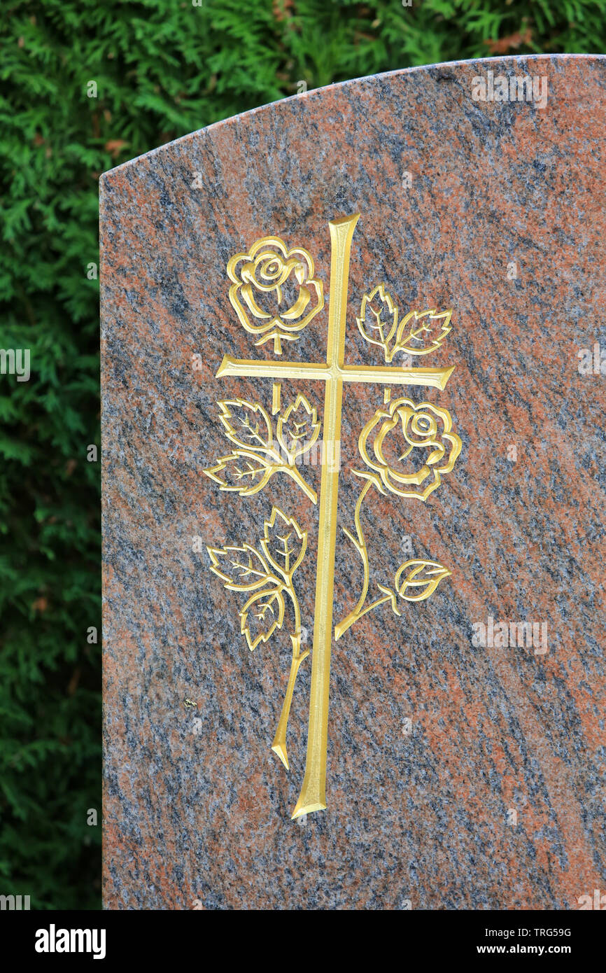 Croix et roses sur une tombe. Vienne. Autriche. Foto Stock