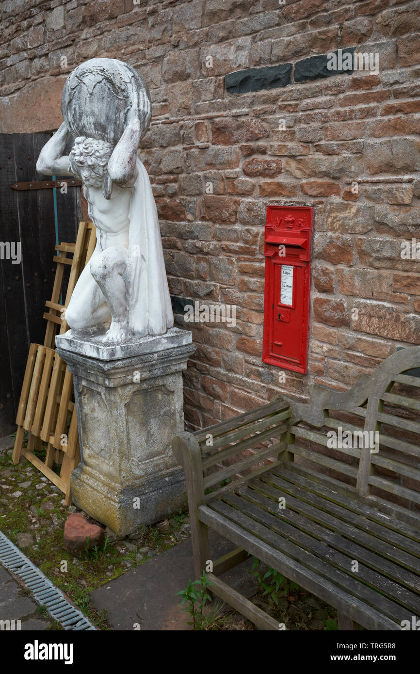 "Se solo ho potuto liberarmi di questo onere, ma quelle Victorians non aveva alcuna idea della dimensione di questa cosa! Statua ornamentali del mitico Atlas Foto Stock