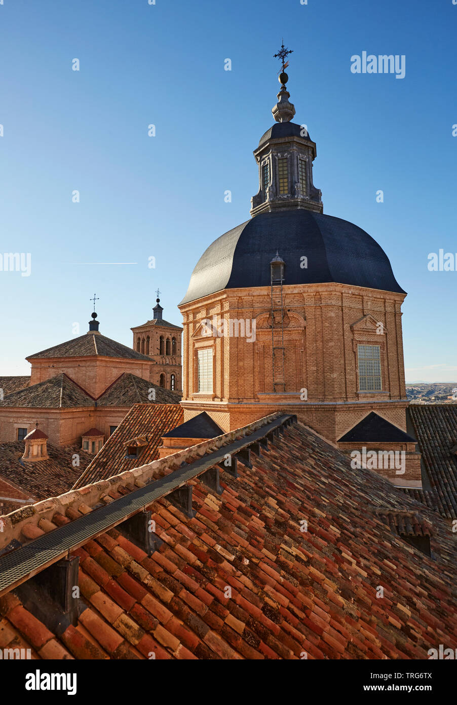 Vista in elevazione della skyline di Toledo dalla torre della chiesa dei Gesuiti (Iglesia de San Idelfonso) chiesa barocca con cupola Foto Stock