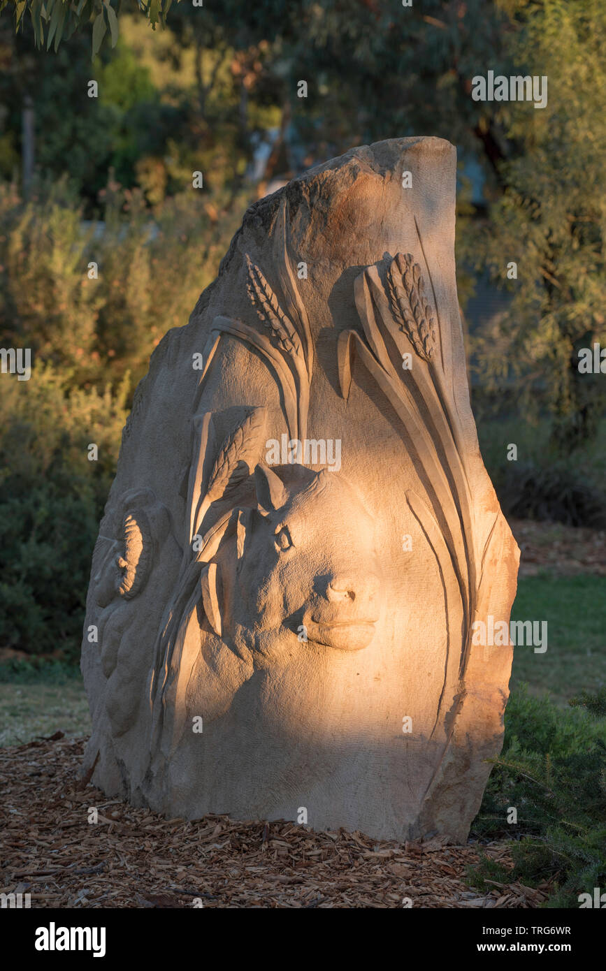 Una delle sculture su pensionati collina vicino alla cittadina di Gunnedah NSW, Australia.Questo carving rappresenta la zona del patrimonio agricolo. Foto Stock