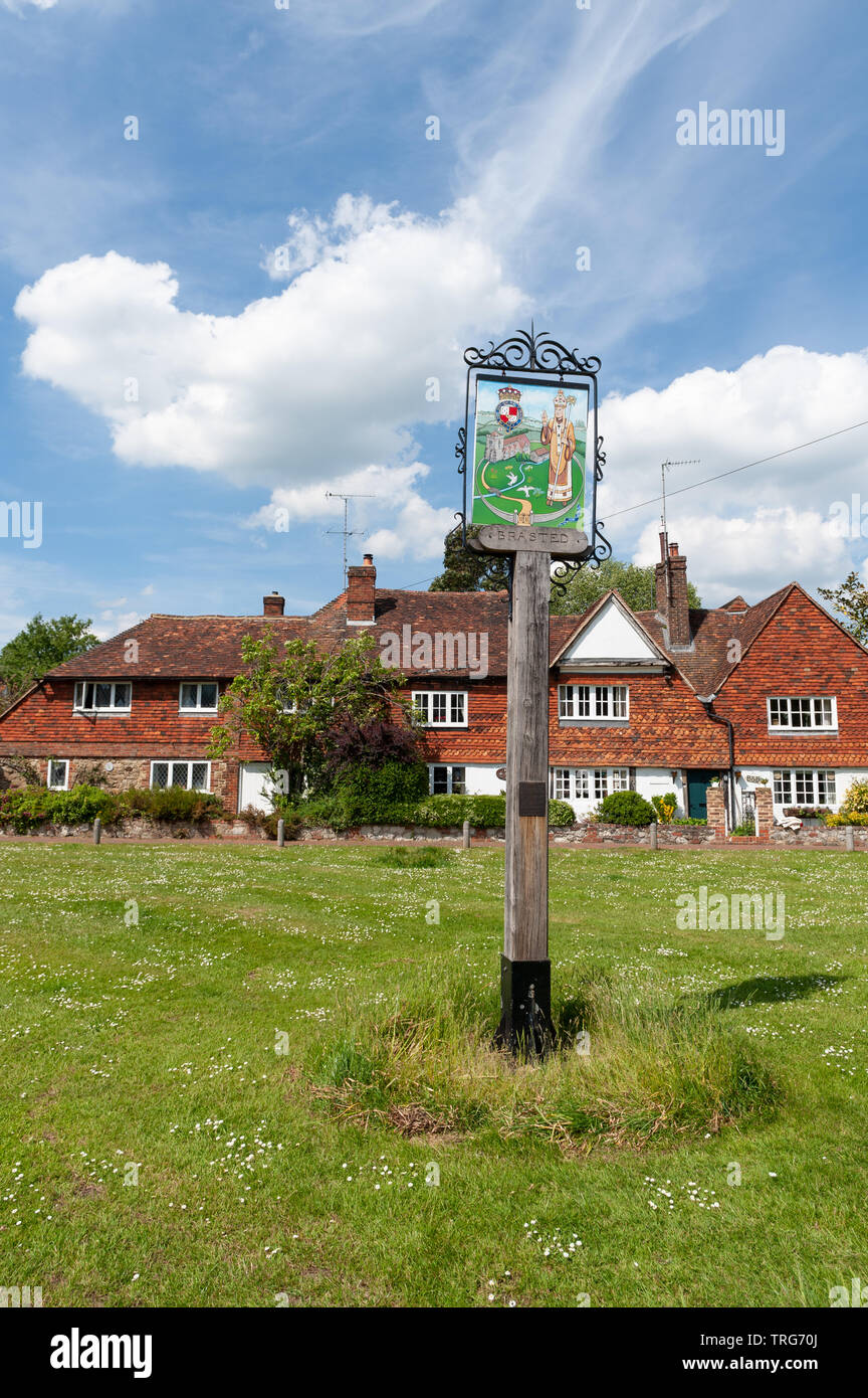 Brasted Village Green e una vecchia quercia segno posto al centro dell'idilliaca sun spazzato sumerttime tra Sundridge e Westerham, Old Manor House Foto Stock