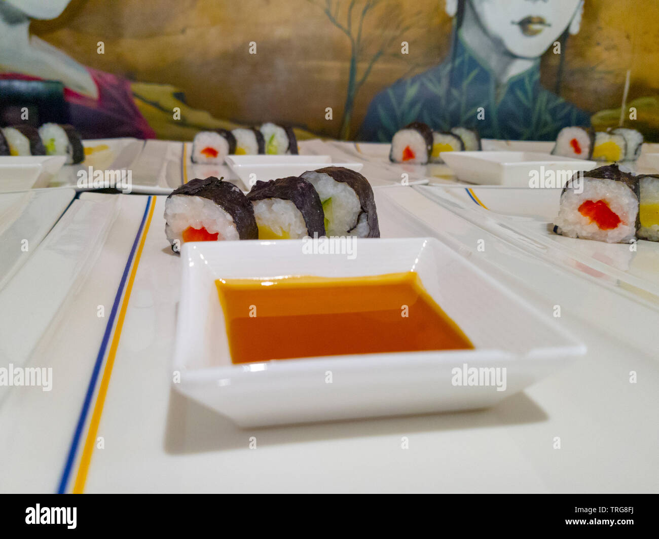 Sushi preparato su piastre bianche Foto Stock