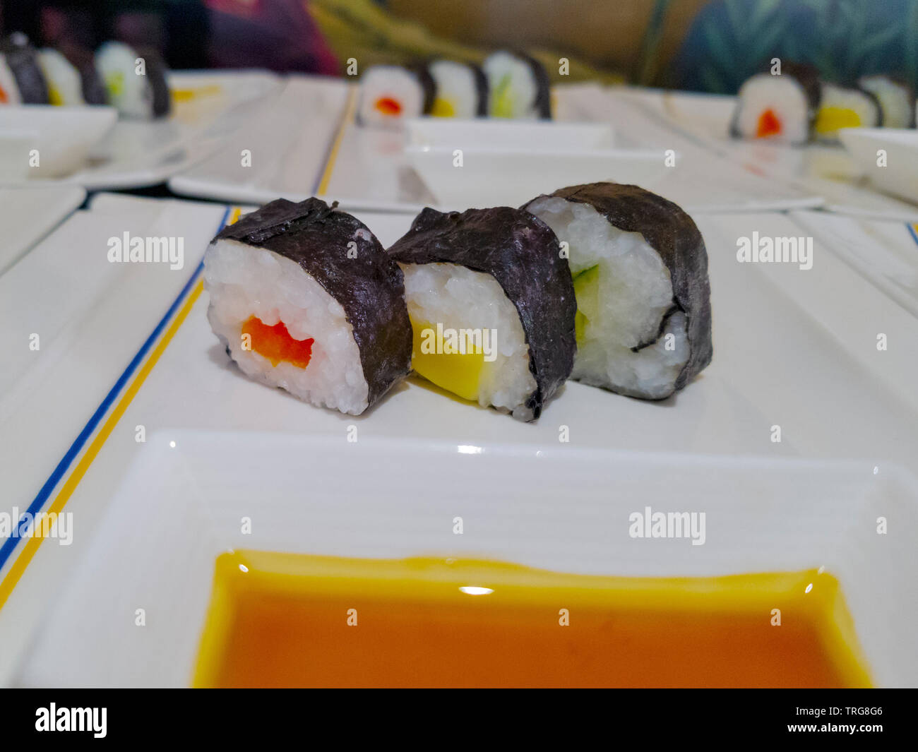Sushi preparato su piastre bianche Foto Stock