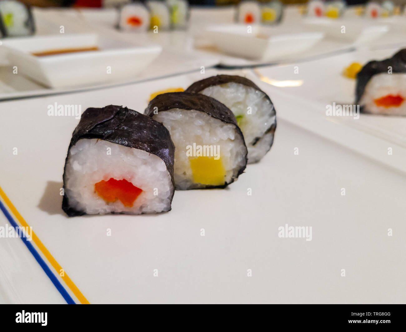 Sushi preparato su piastre bianche Foto Stock