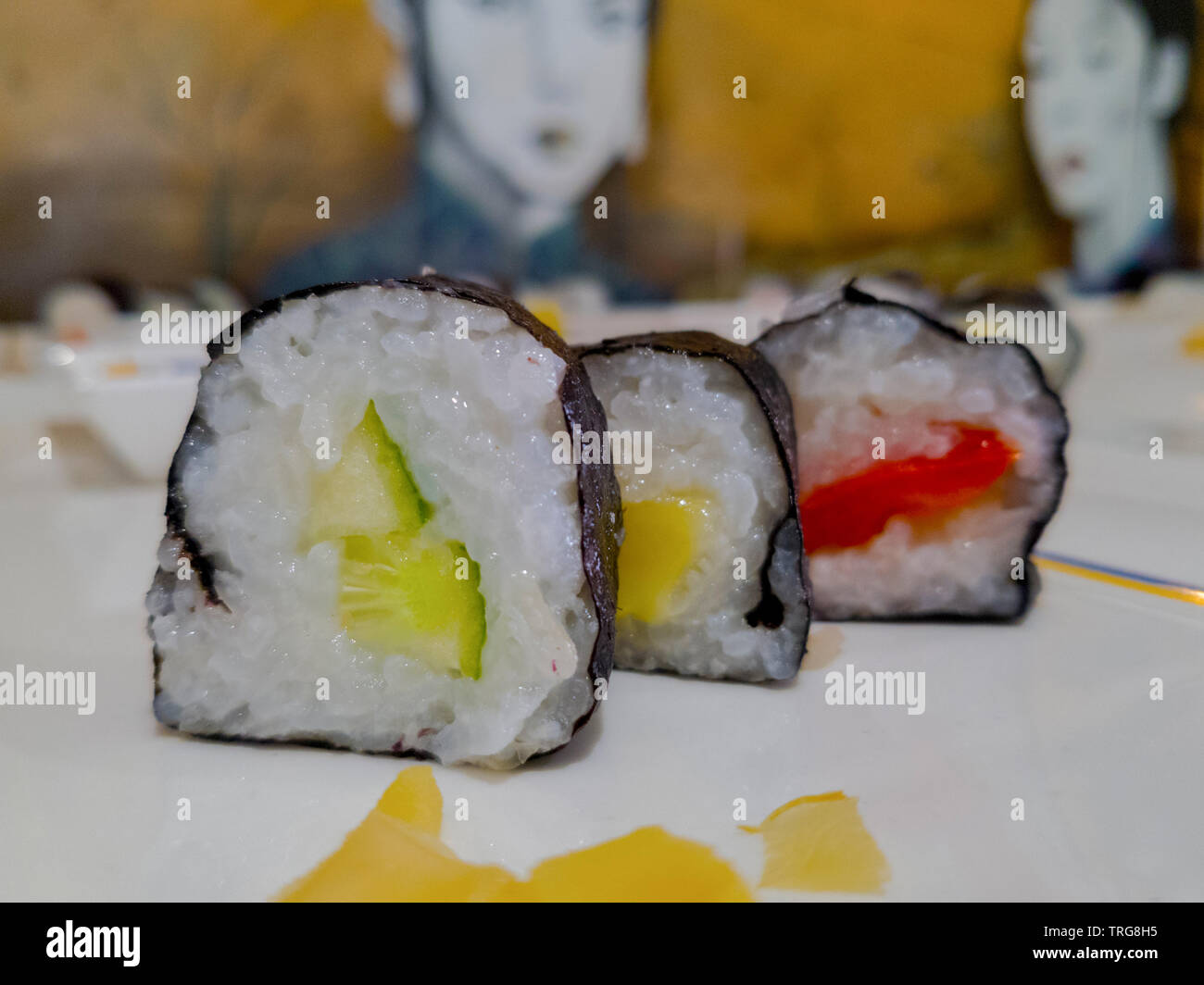 Sushi preparato su piastre bianche Foto Stock
